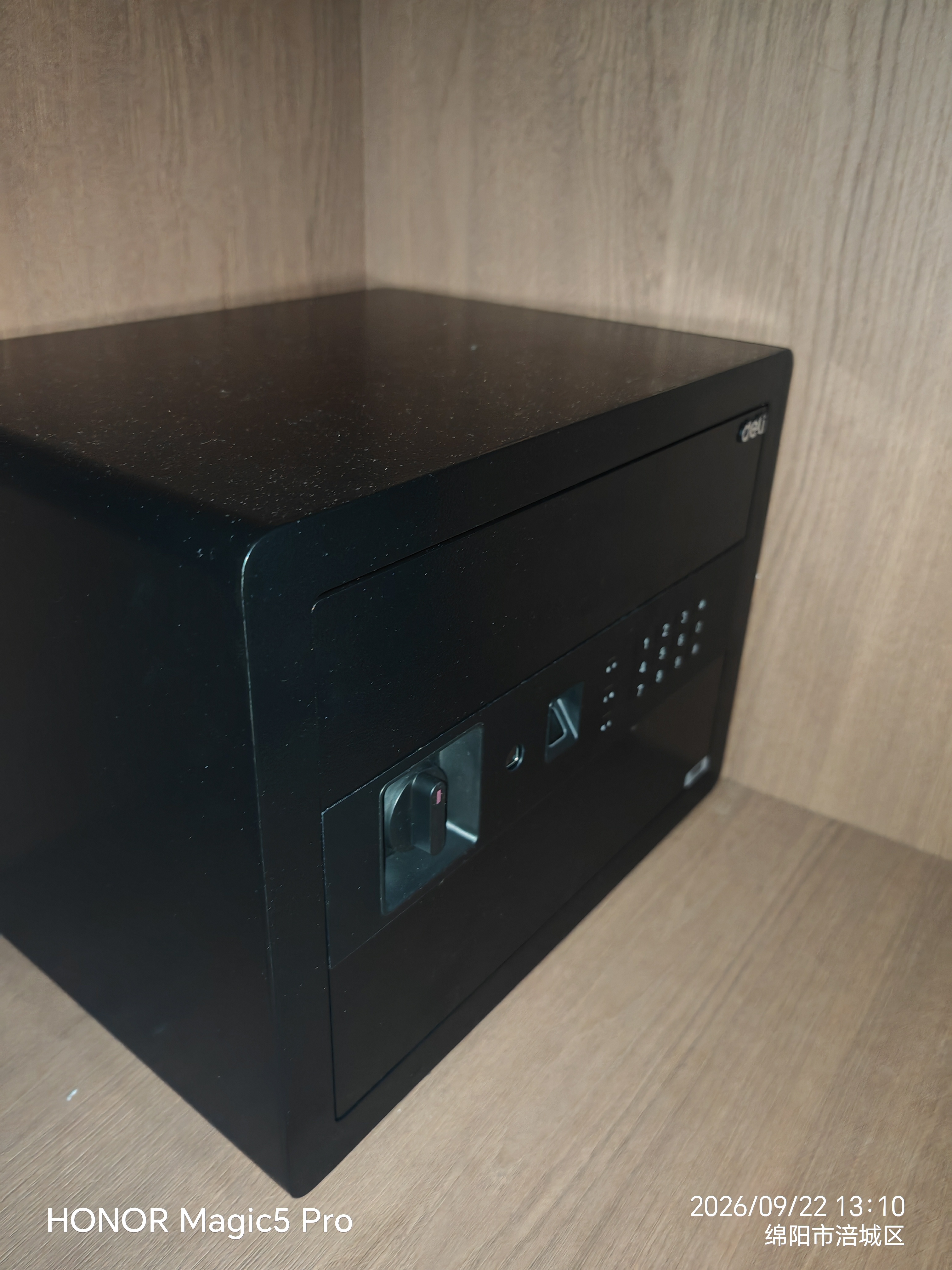 得力（deli）保险柜 家用办公指纹密码WiFi保险箱小型入墙入柜保密柜全钢防盗保管柜 可固定安装 30cm曜黑 实拍图