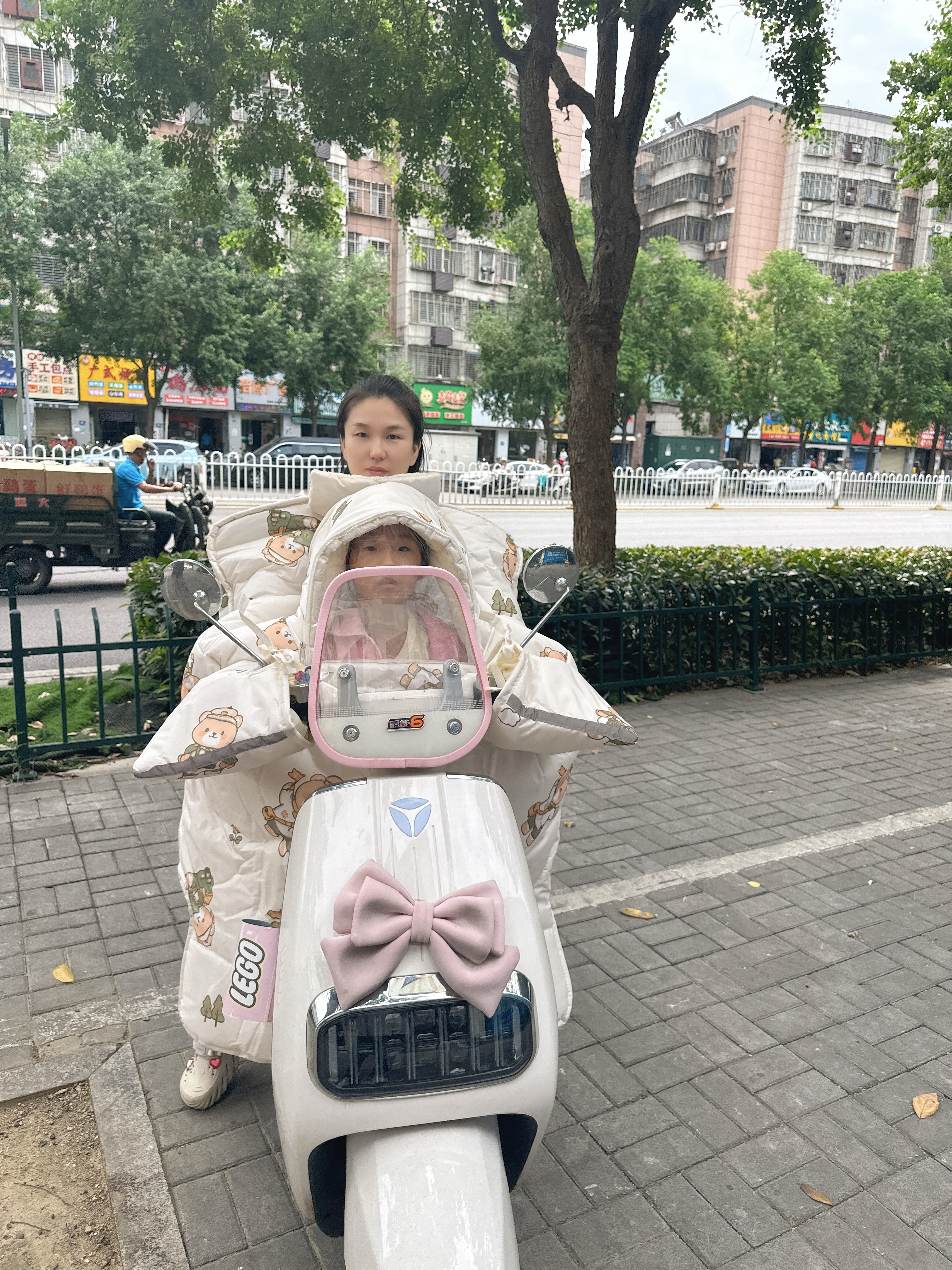 FGHGF儿童亲子款电动车挡风被2026新款冬季加绒加厚电瓶摩托车防风四季通用 玩趣小熊【前后双膜宝宝舱+护肩护脖】 实拍图