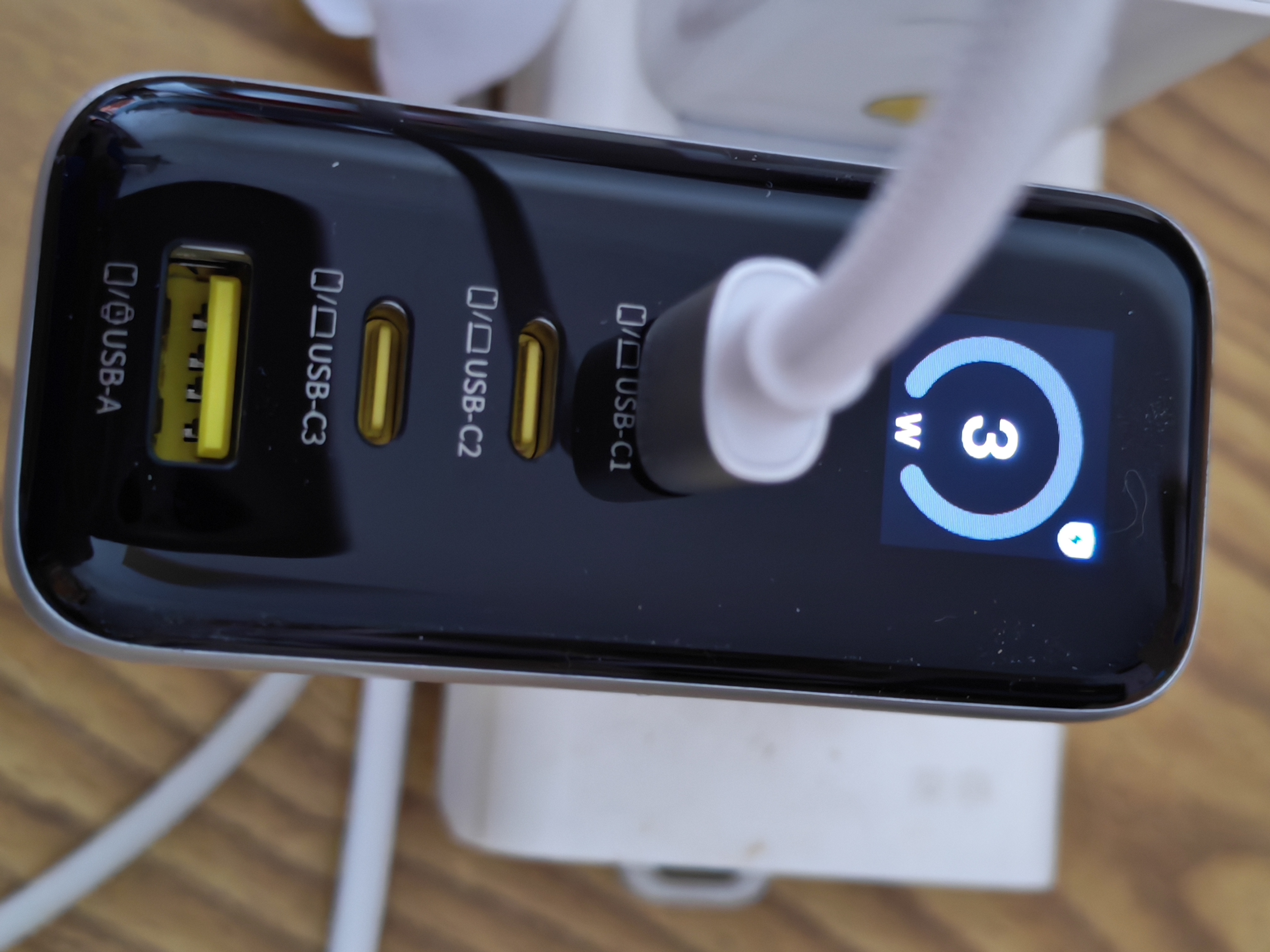 倍思 数显充电器 3C+U 140W 银（快充数据线C-C 240W 1.5m） + 智能断电快充数据线C-C 100W 1m 白 实拍图