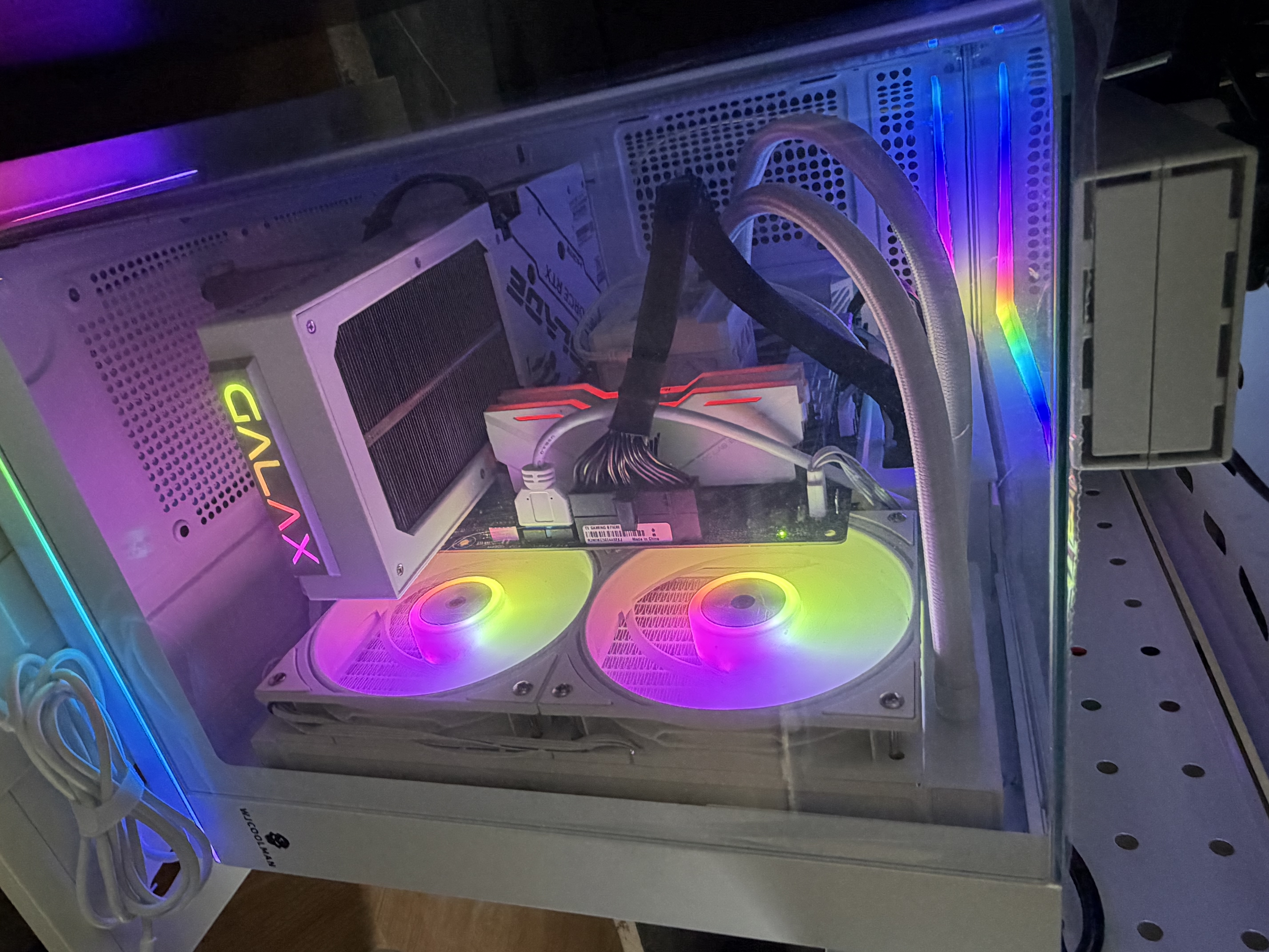 玩嘉问界MINI白色一体式曲面玻璃海景房机箱游戏电脑台式机MATX/240水冷/三面侧透/ARGB灯条 实拍图