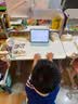 读书郎儿童学习书桌椅套装多功能可升降中小学生桌椅子写字桌家用课桌 加宽桌面+减压坐垫+手摇升降蓝 实拍图