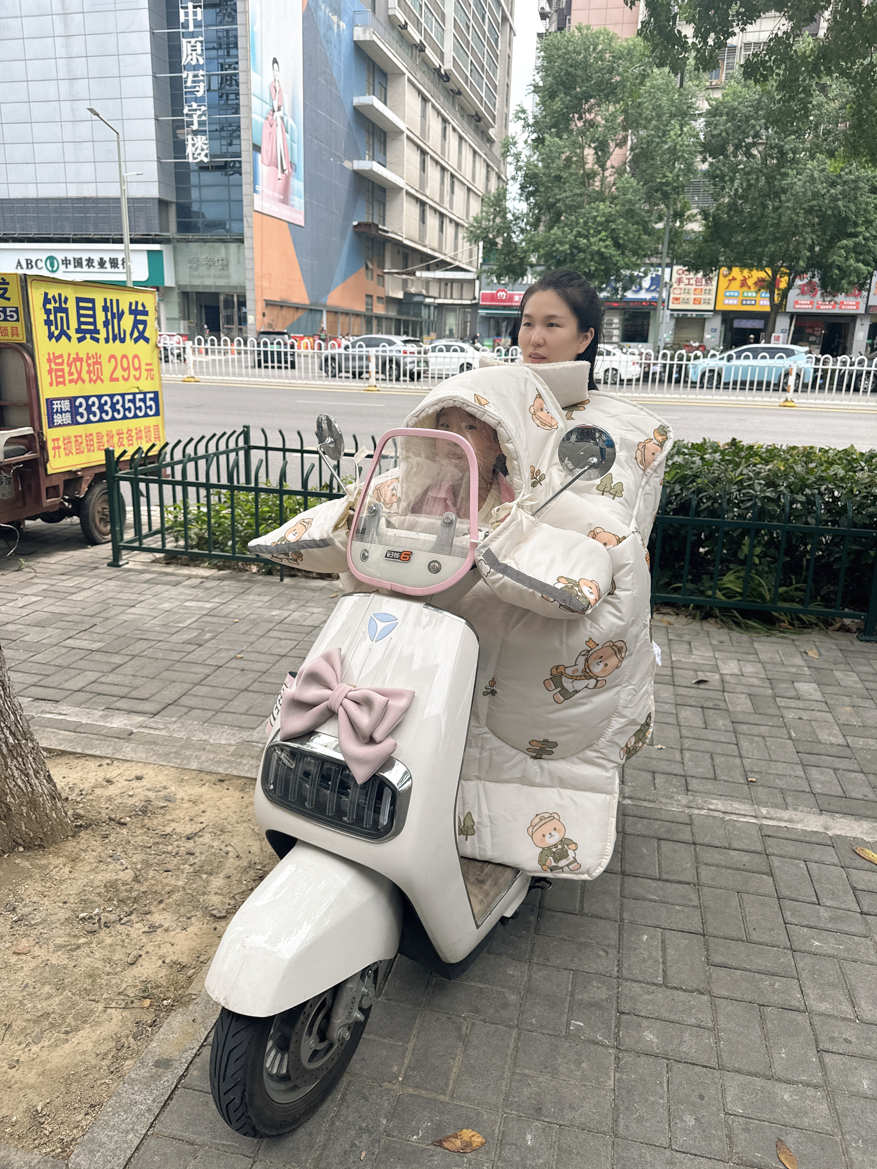 FGHGF儿童亲子款电动车挡风被2026新款冬季加绒加厚电瓶摩托车防风四季通用 玩趣小熊【前后双膜宝宝舱+护肩护脖】 实拍图