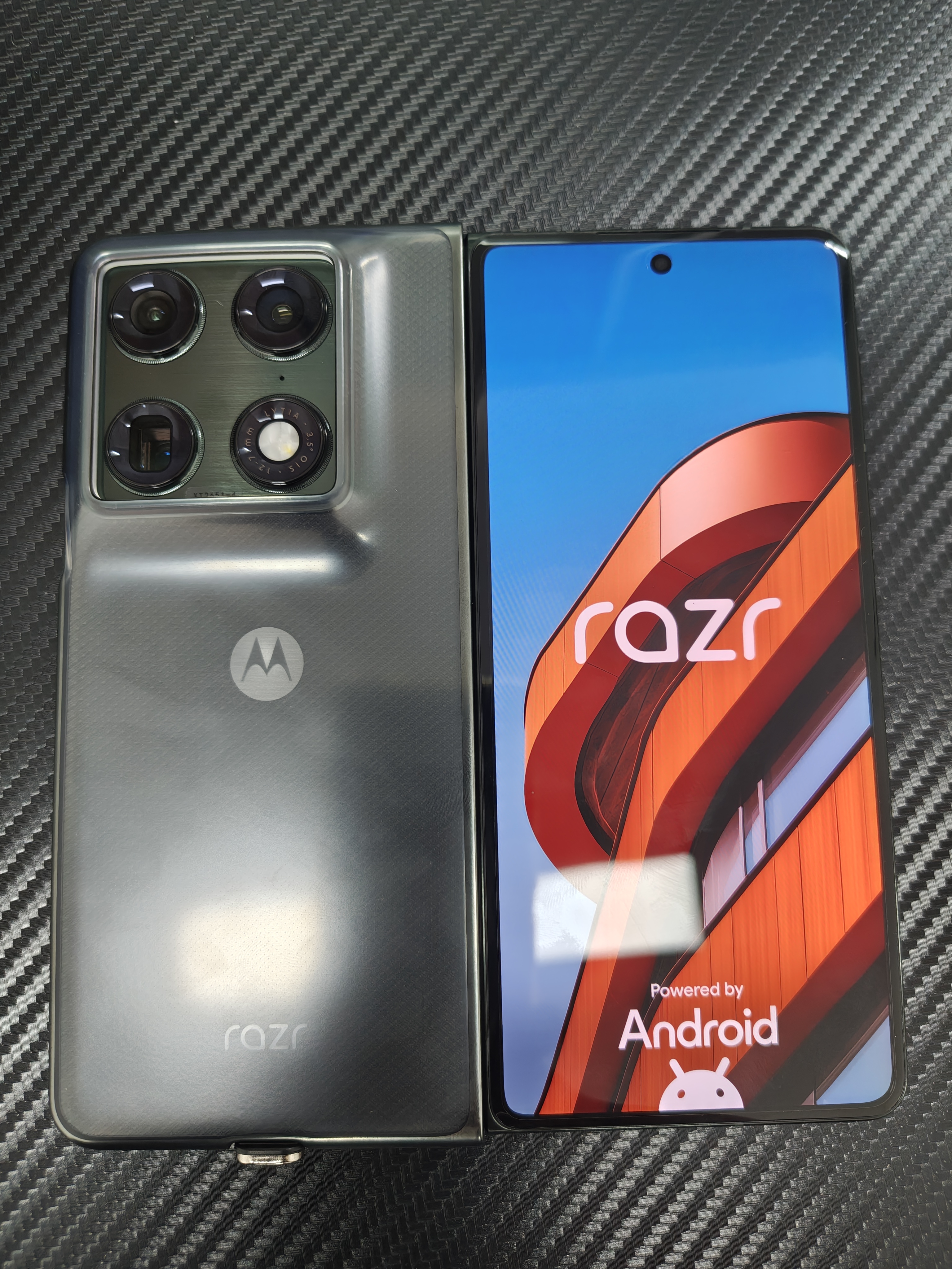 摩托罗拉 联想moto razr fold 第7代星轨架构 8.1英寸无偏振超大屏 单反级影像 绅墨雅黑 16GB+512GB 实拍图