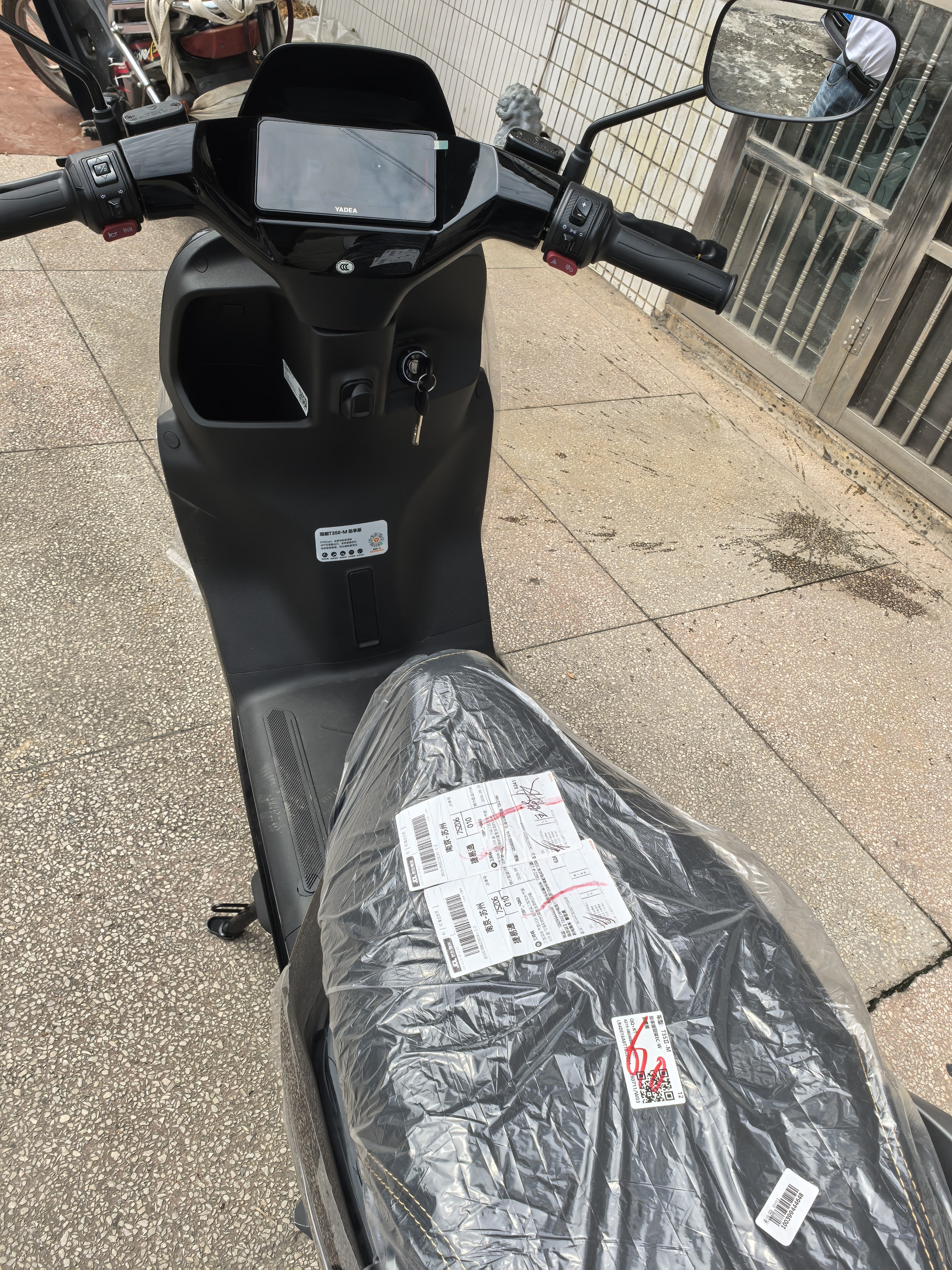 雅迪电动摩托车 T35II-M【旗舰焕新款】72V21Ah电池TFT彩屏72KM长续航电动车1200W电机电瓶车 繁星黑 实拍图