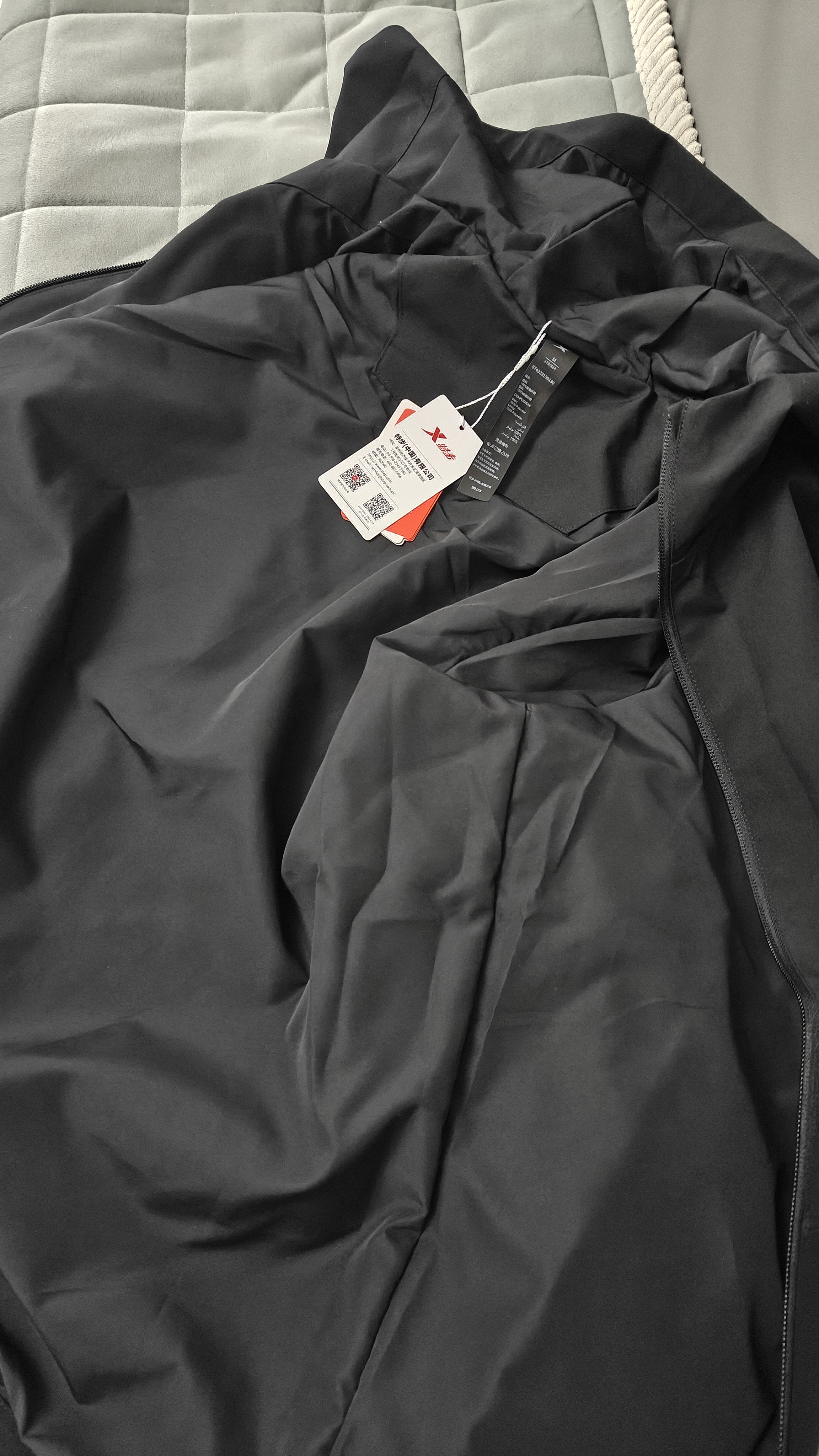 特步防泼水外套秋季新款男夹克上衣跑步服户外骑行服双层风衣运动服 【晴雨两穿 干爽不湿冷】正黑色-0130常规 L 实拍图