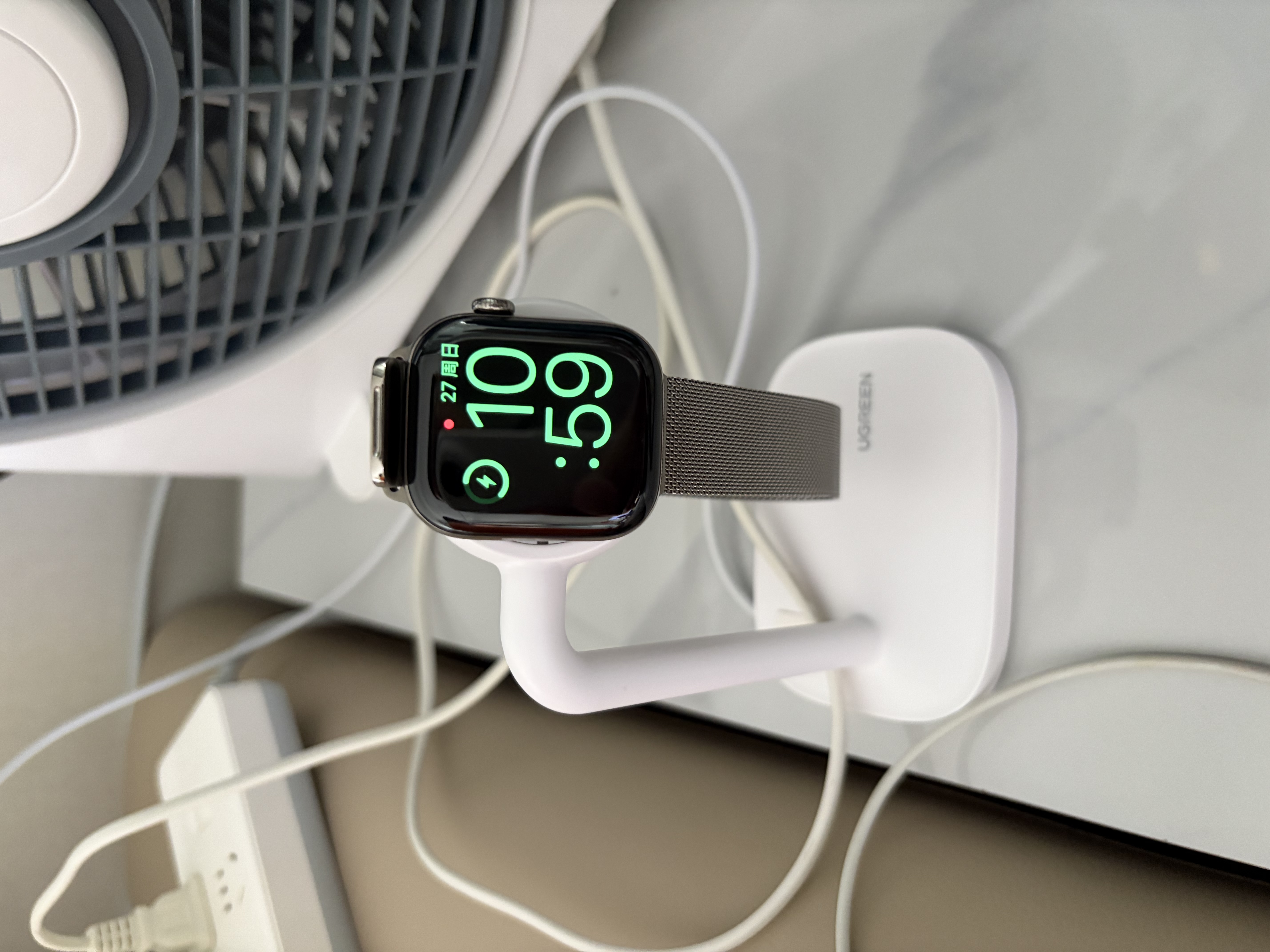 绿联手表充电支架iwatch充电器支架通用苹果全系列apple watch3/4/5/6/7/8/S9/S10/S11桌面无线充底座 实拍图