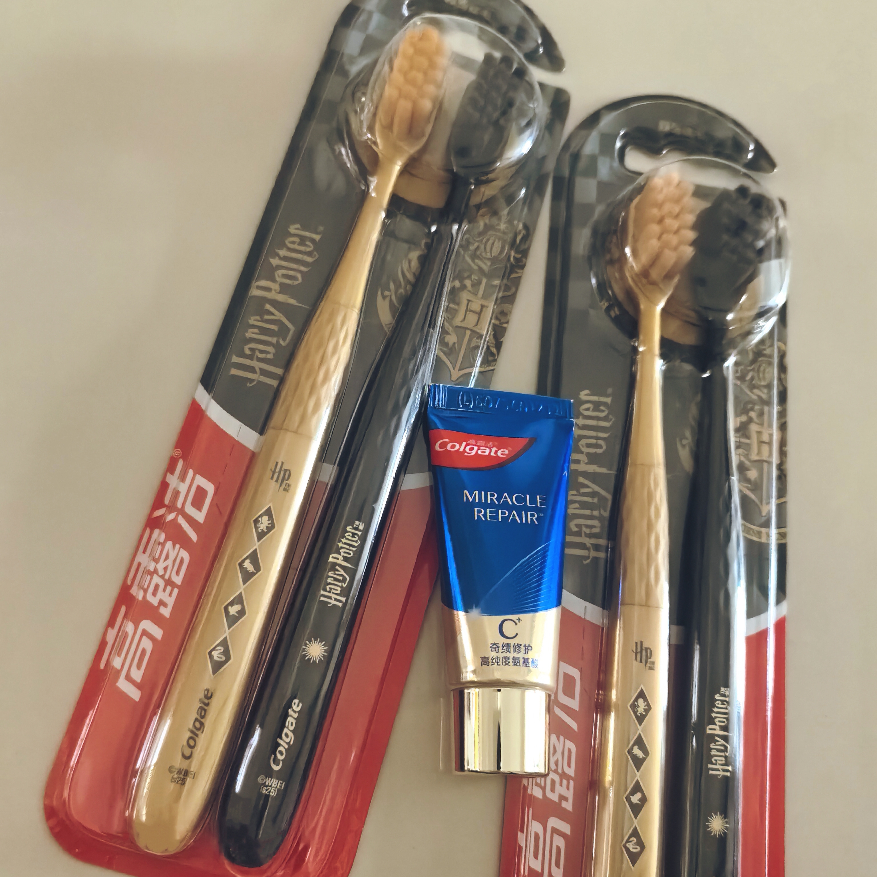高露洁（Colgate）【哈利波特联名】绒绒丝魔法软毛牙刷成人4支青少年牙刷 实拍图