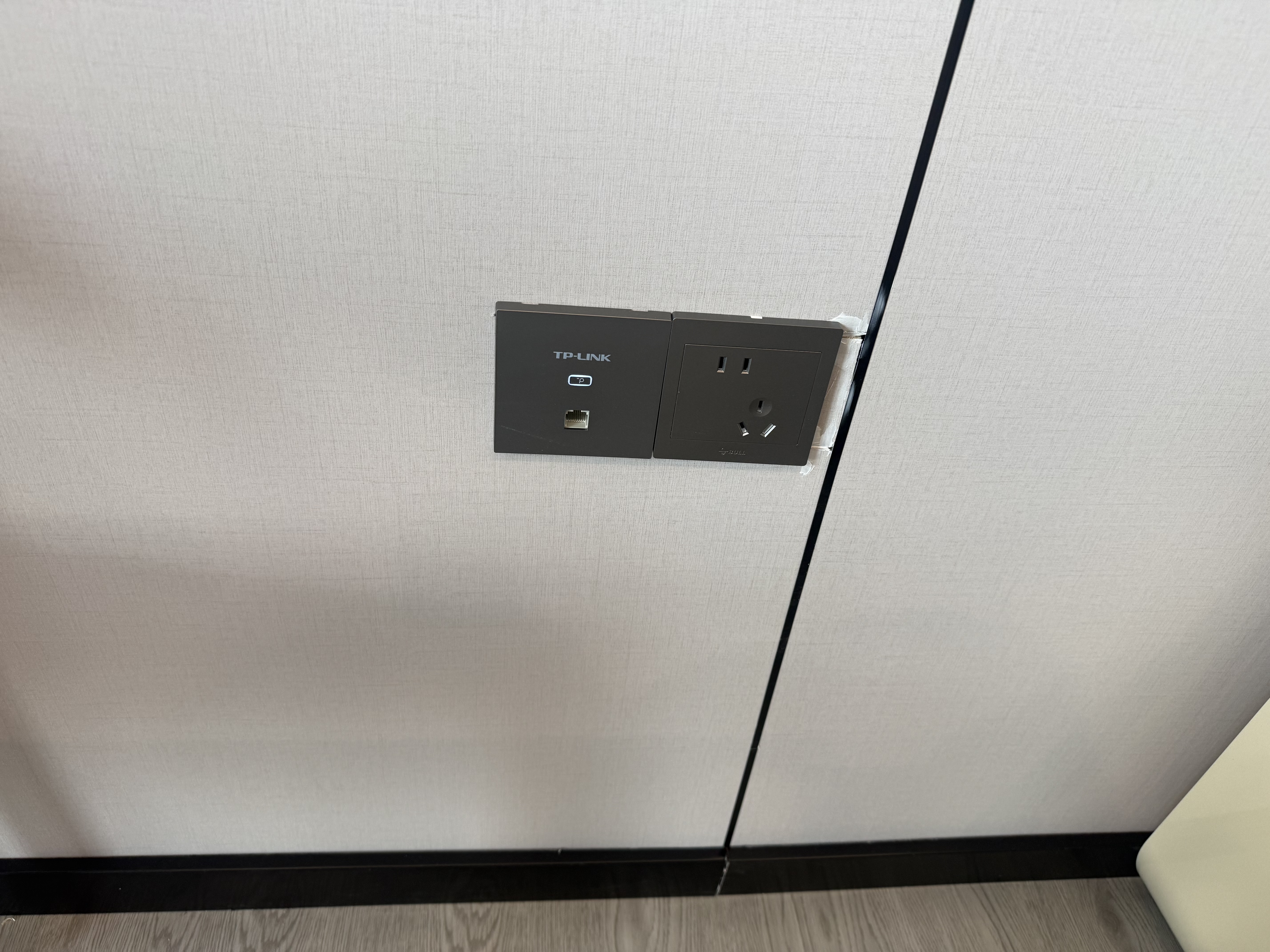 普联（TP-LINK）【薄款】 AX3000双频千兆面板AP全屋wifi6无线mesh组网 PoE供电AC管理 TL-XAP3002GI-PoE米兰金 实拍图