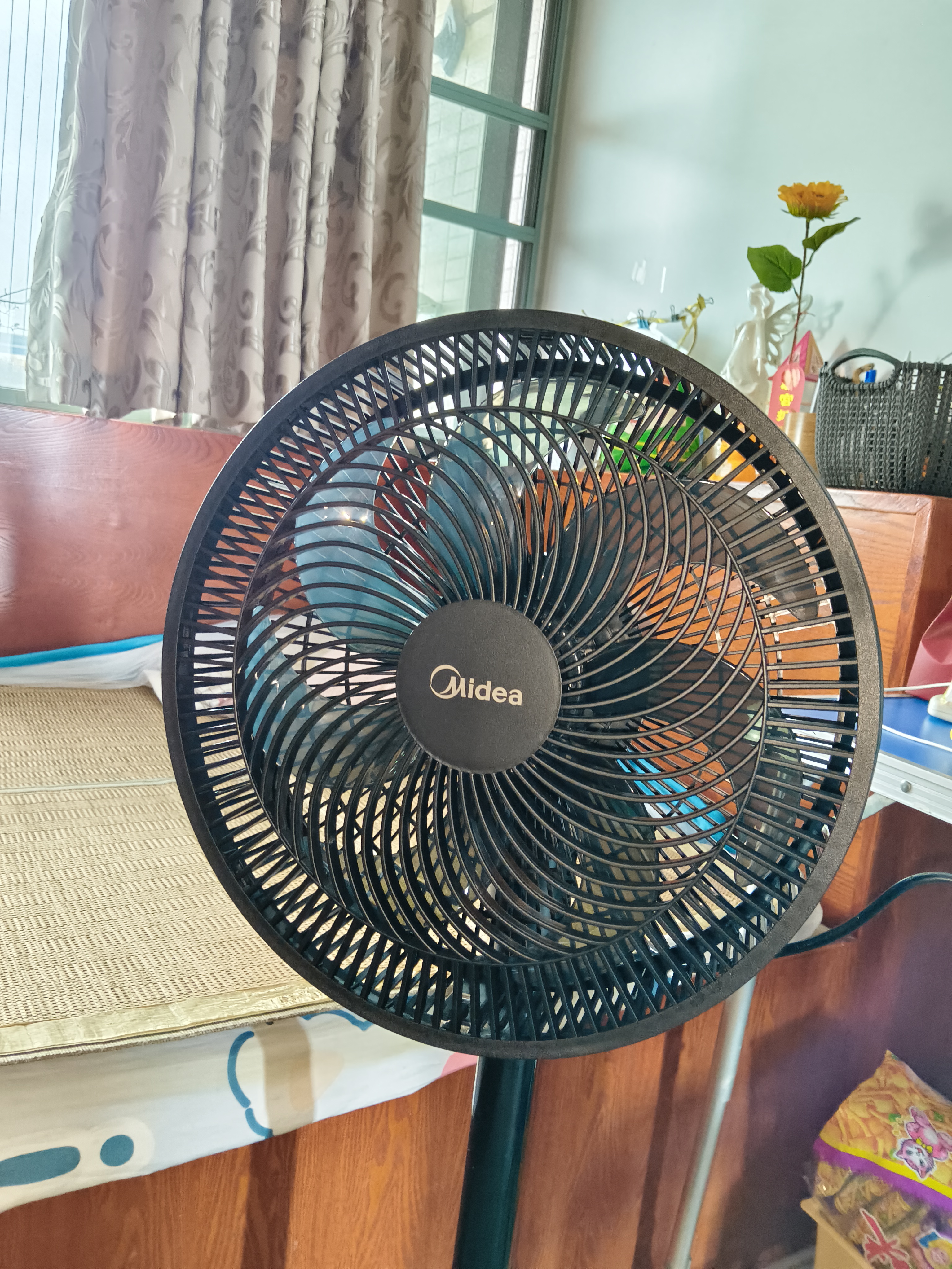美的（Midea）【超级单品】七叶轻音立式电风扇家用柔风落地扇台式桌面小型风扇大风量节能摇头宿舍电扇 SAF30AB 实拍图