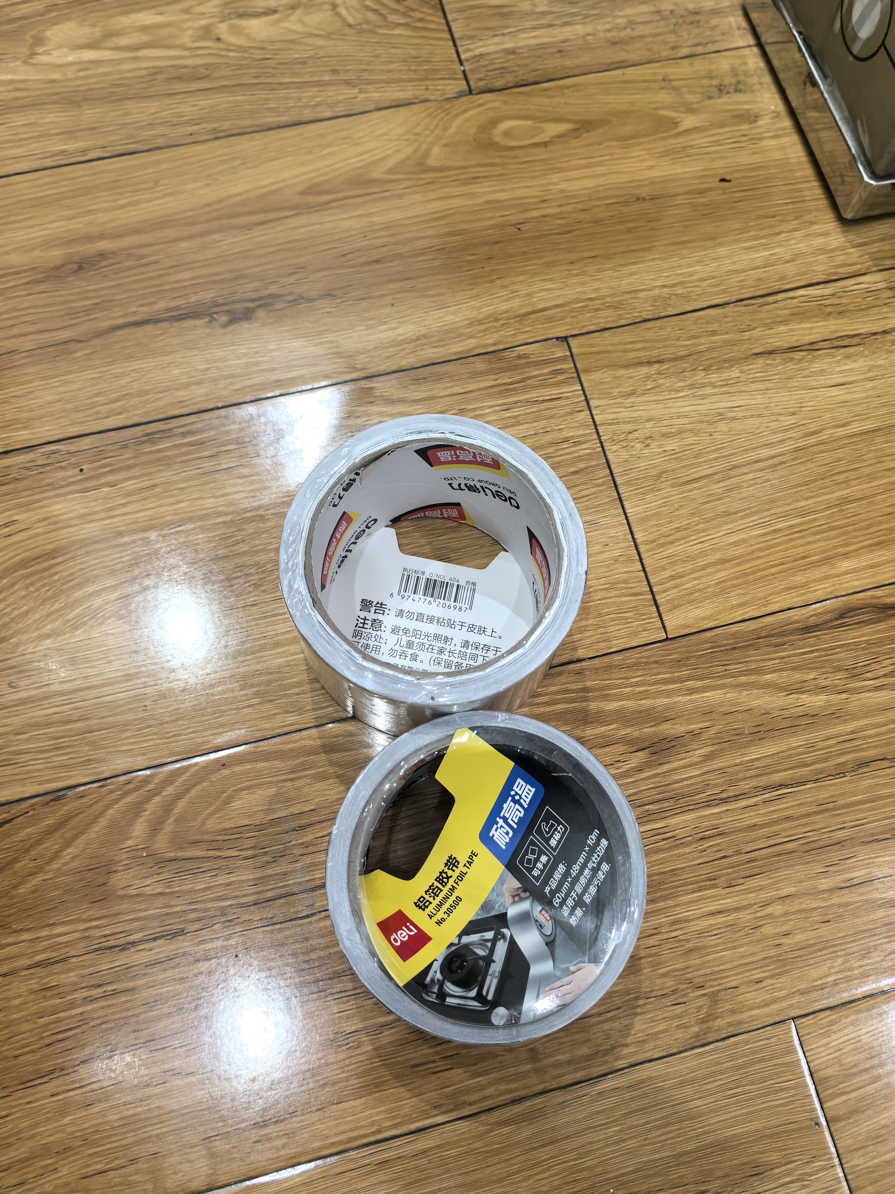 得力（deli）铝箔胶带 加厚耐高温抗老化 管道隔热密封 厨房灶台防水防油 60mm*10m 银色1卷 30530 实拍图