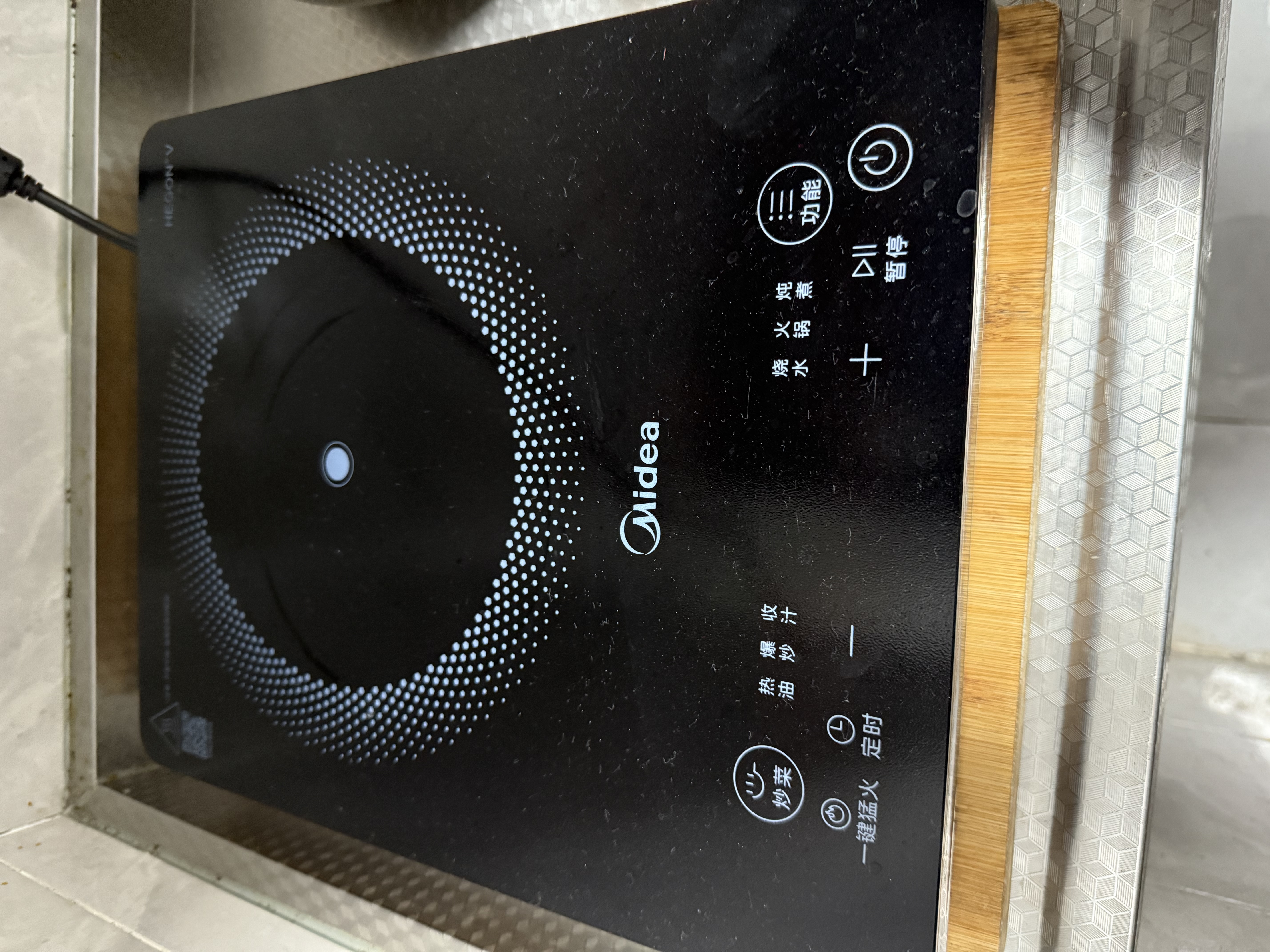 美的（Midea）家用电磁炉电陶炉电池炉2200W大功率猛火新型电磁灶一体微晶面板爆炒炒菜智能定时火锅炉MC-22MB06 实拍图