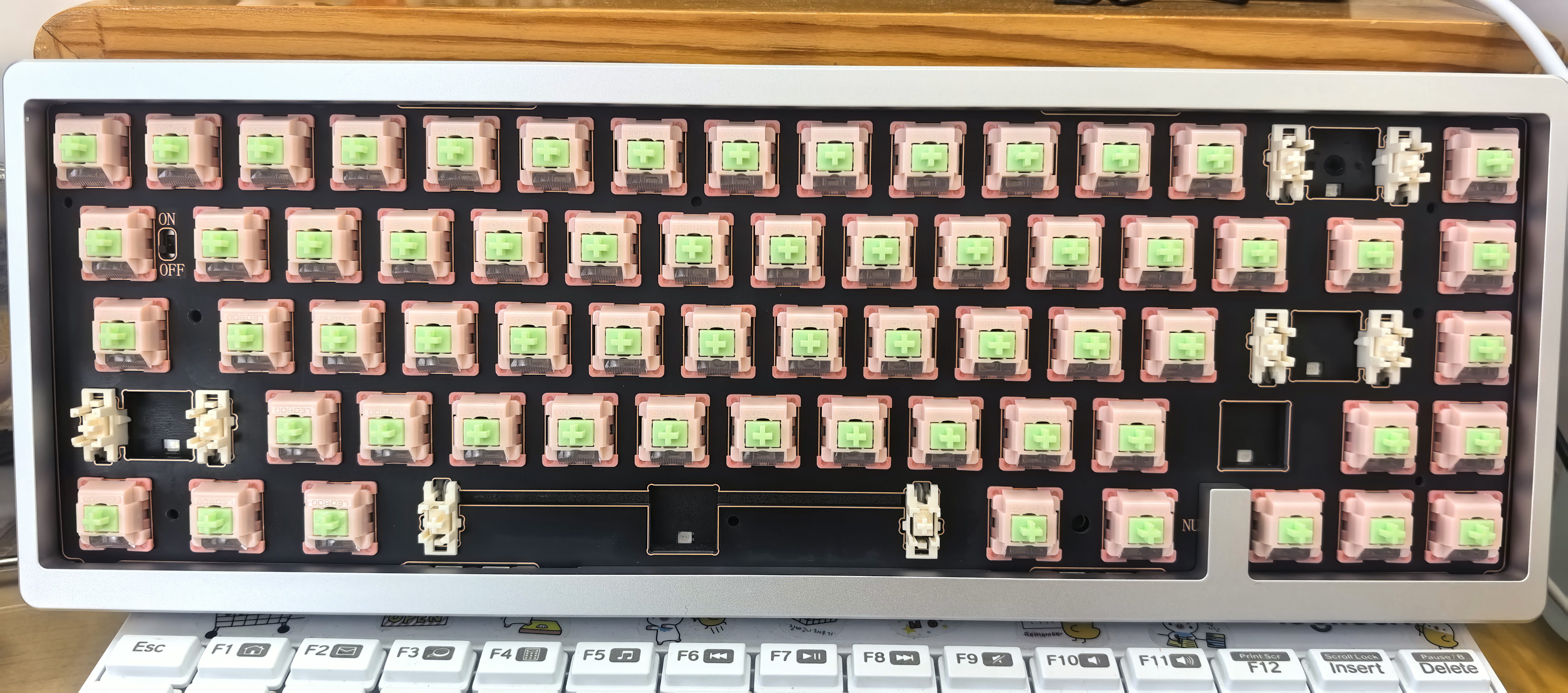 维咖（weikav）NUT65客制化机械键盘三模金属铝坨坨套件 热升华主题键帽 蓝牙无线有线 碰珠快拆结构全键热插拔 流光银-阳极-套件 实拍图