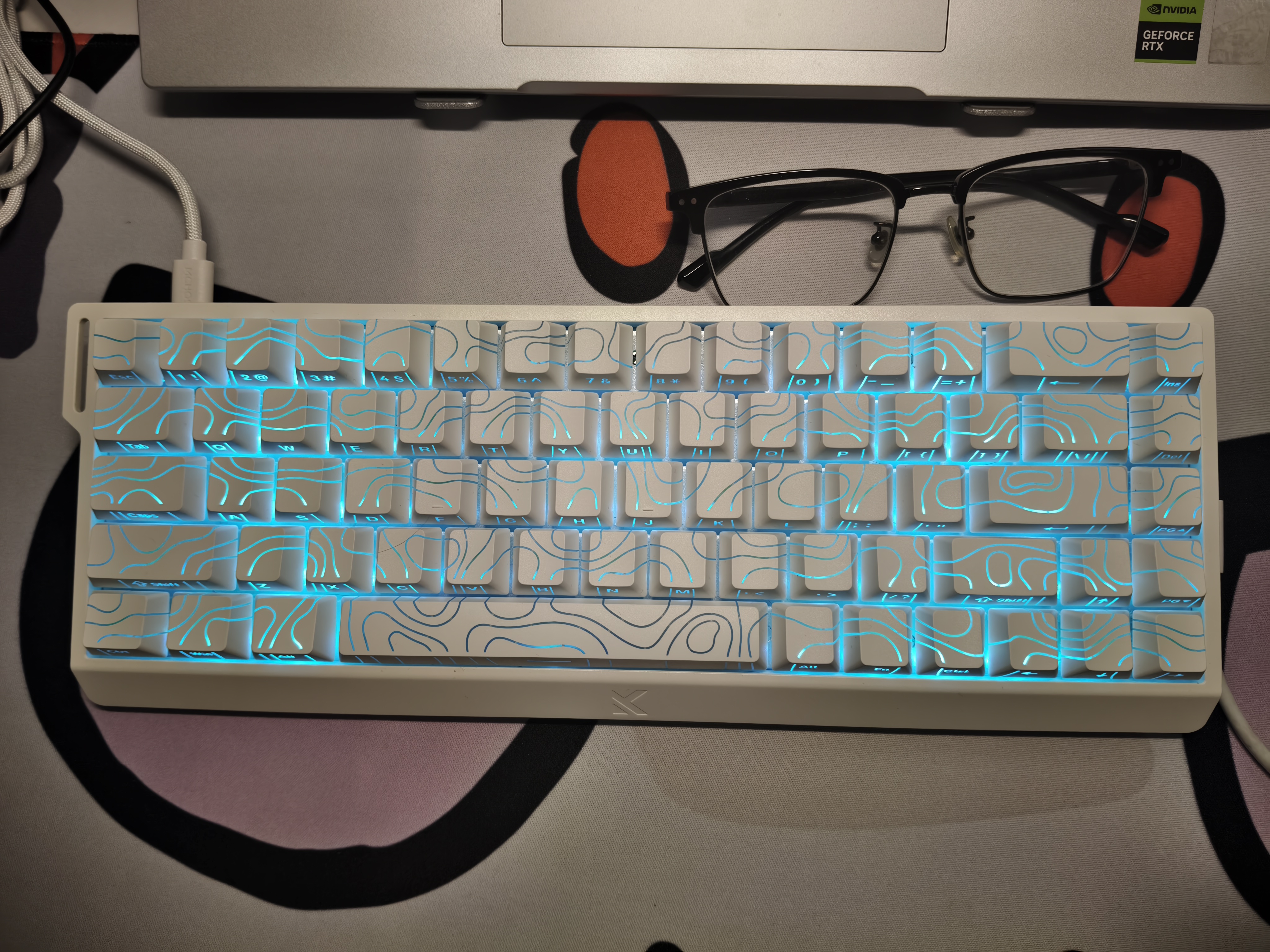 迈从（MCHOSE）Ace 68 V2磁轴键盘Gus同款RT电竞游戏低延迟60pro机械有线68键配列FPS双驱动无畏契约 Ace 68 超竞版 白色等高实线 闪电磁轴 实拍图