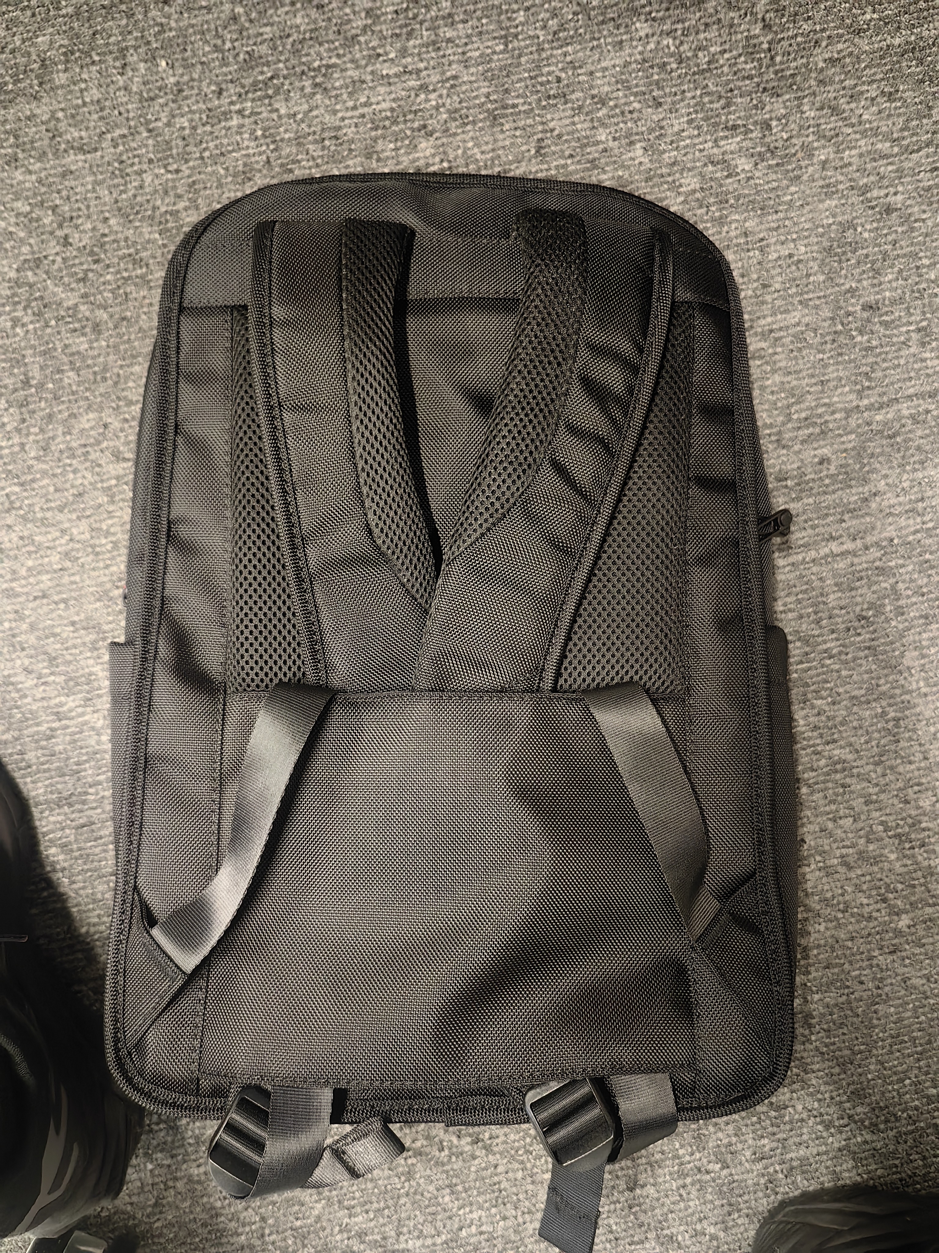 联想ThinkPad 双肩电脑包 15.6英寸商务差旅通勤防震出差 多功能笔记本背包 学生上学 带固定拉杆绑带 实拍图