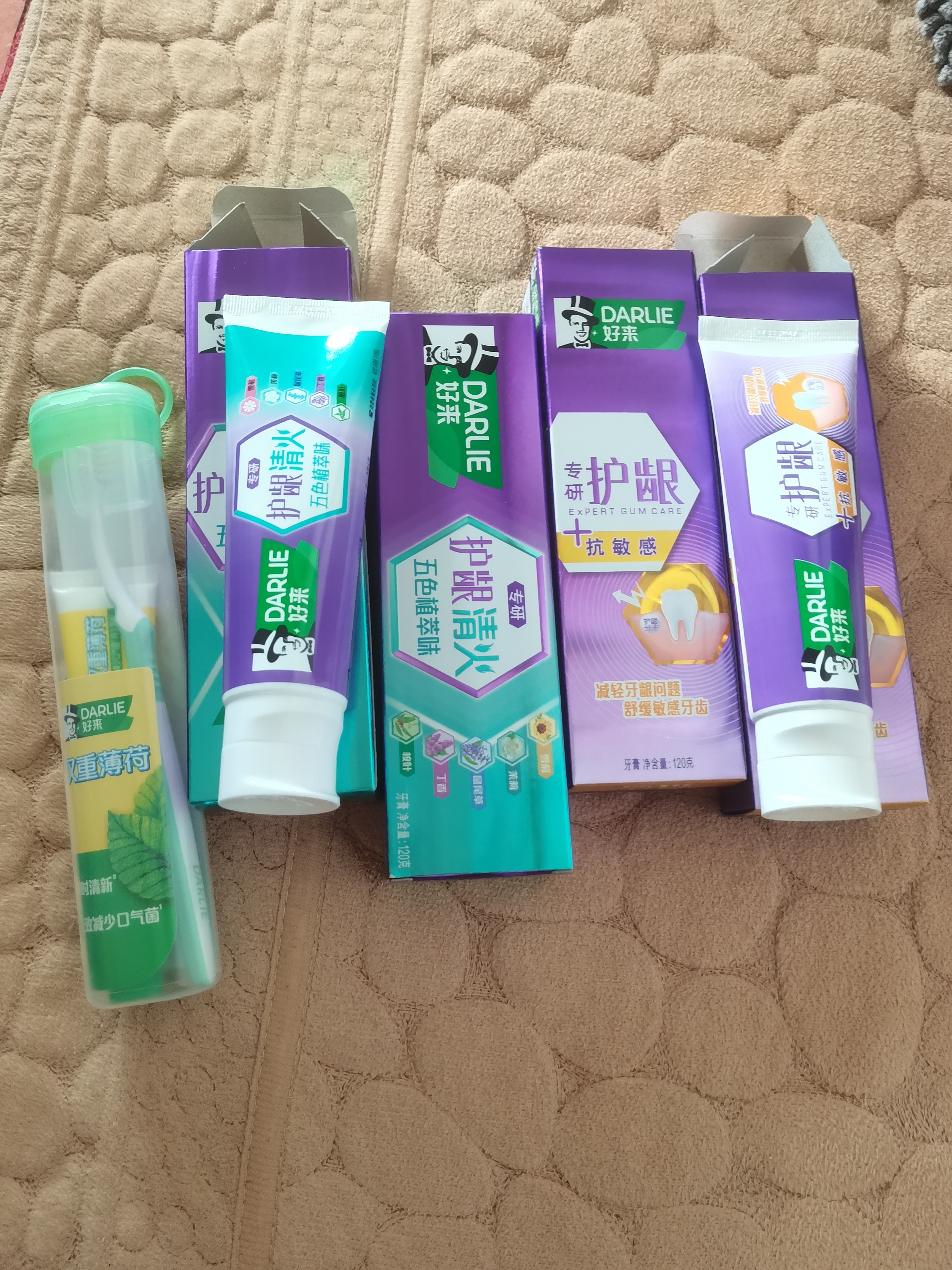 好来（DARLIE）原黑人经典双重薄荷牙膏持久清新去口气防蛀固齿便携装50g+牙刷 实拍图