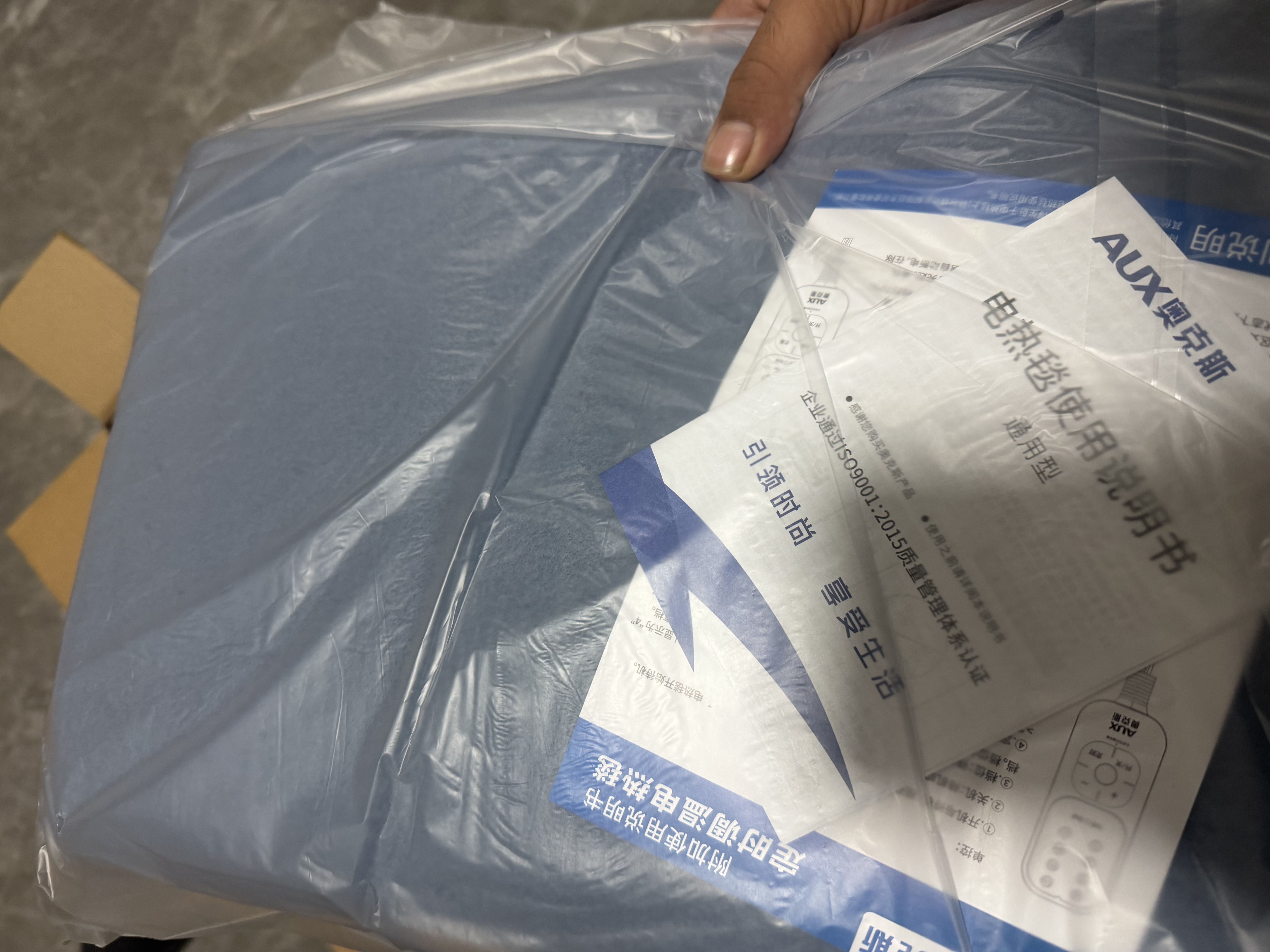 奥克斯【石墨烯速热】电热毯单双人电褥子1.8x2米双温双控自动断电家用 加厚暖绒款【180长*80宽】单人单控【恒温定时除螨】 旗舰正品丨恒温整晚丨暖透全身丨5A级抗菌 实拍图