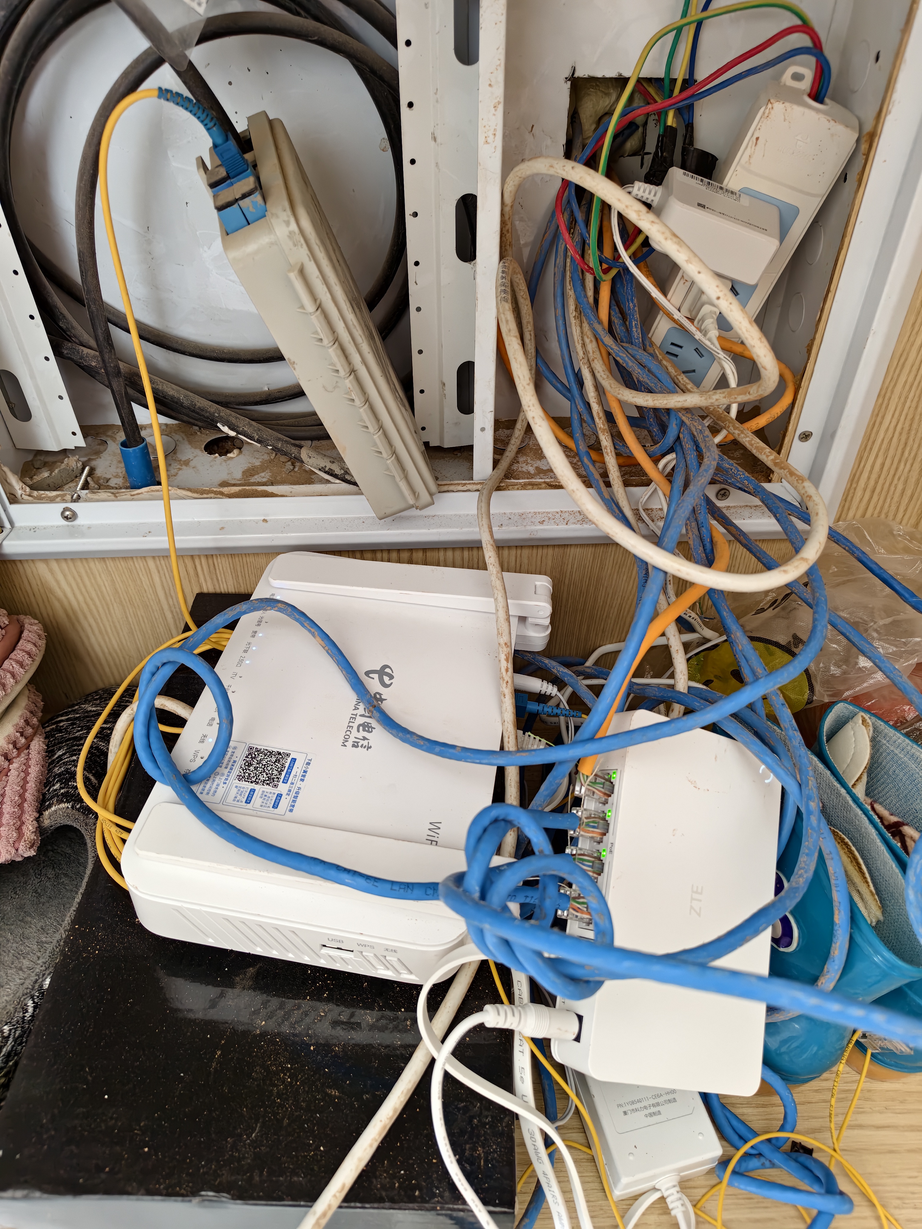中兴（ZTE）晴天PoE全屋路由套装 子母路由全覆盖 全屋千兆WiFi6无死角（1母4子套装）AC+AP穿墙王 星云系列 实拍图