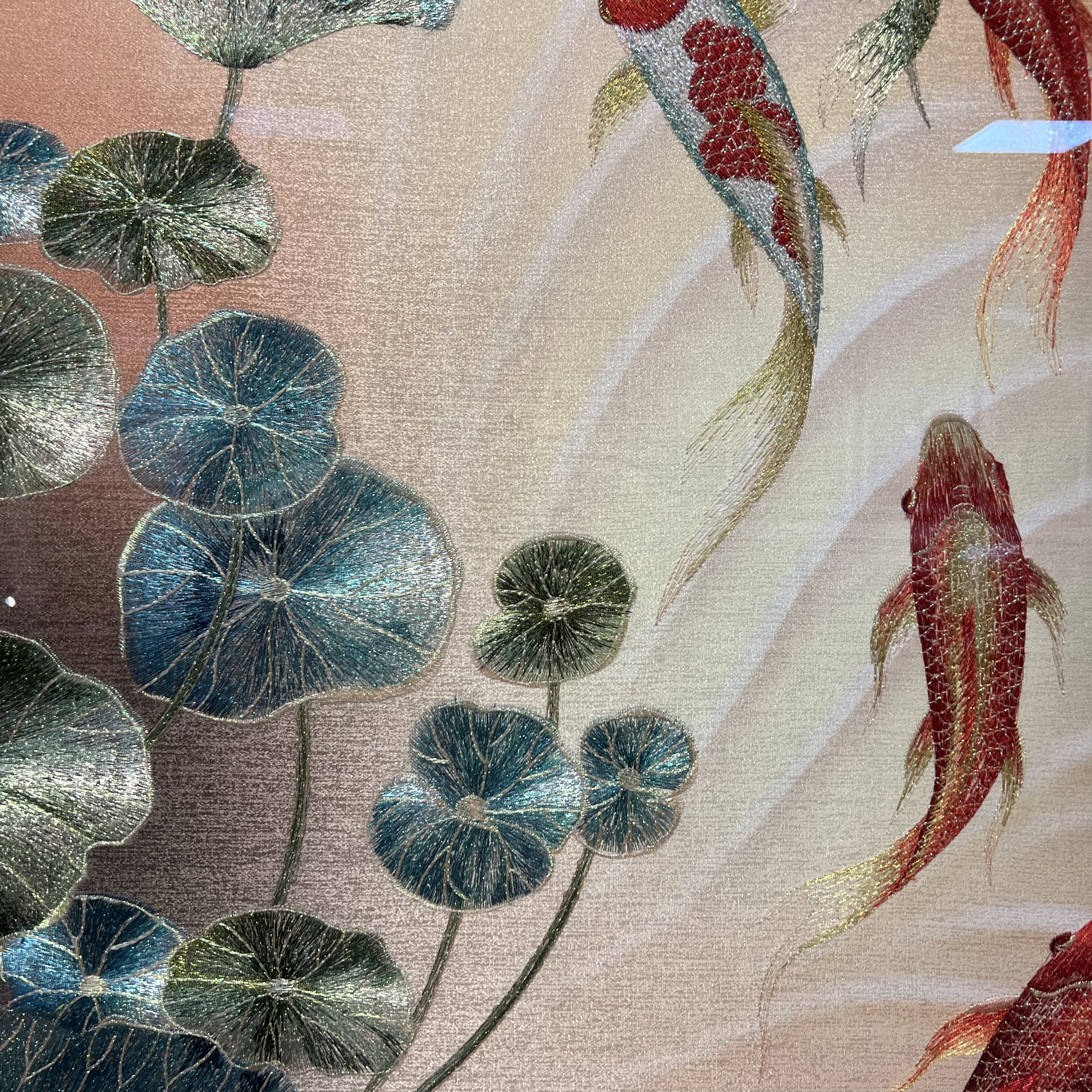 高档九鱼聚财图刺绣玄关装饰画苏绣正对入户门荷花挂画客厅走廊画 高档刺绣荷花九鱼图【现代轻奢画框】 高度160宽度80cm 纯实木立体高档画框装裱 刺绣工艺+钢化玻璃 实拍图