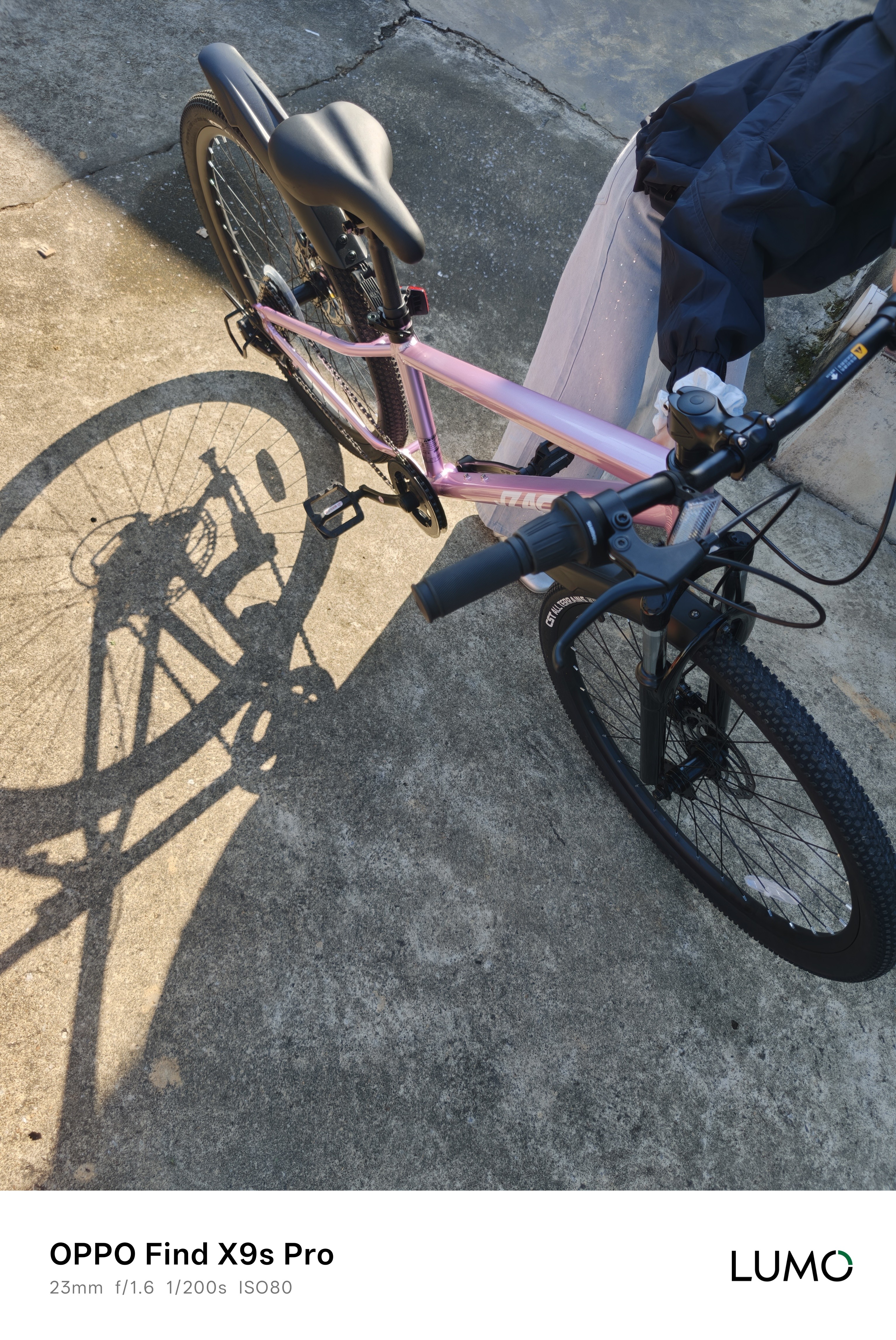 京东京造灵跃自行车铝合金车架11-14-17岁青少年山地自行车变速26寸冰莓粉 实拍图