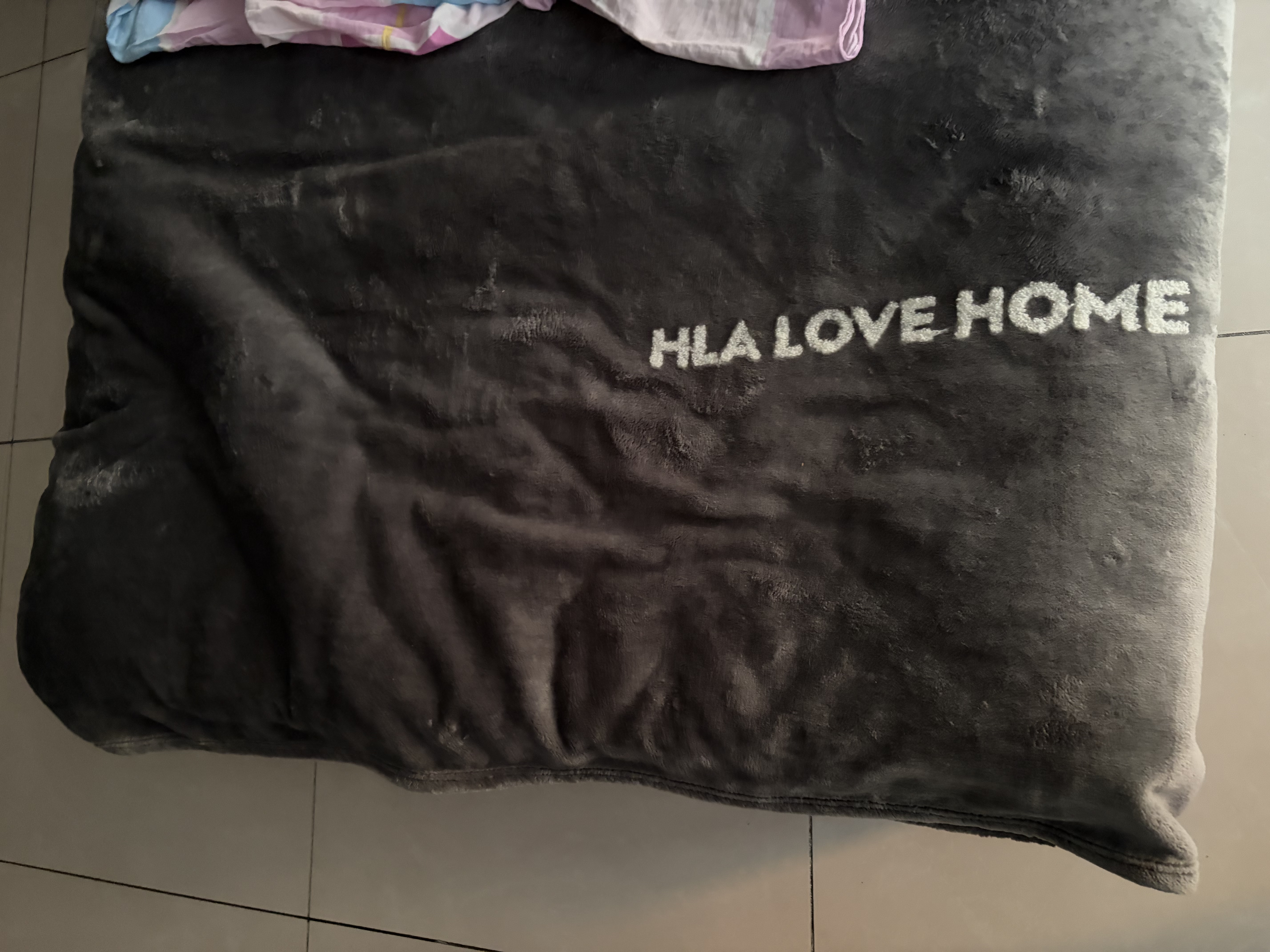 海澜之家（HLA）牛奶绒毛毯加厚沙发毯办公室午睡毯子毛巾被空调盖毯秋冬午睡被 刺绣款：深空灰【加厚牛奶绒 柔软亲肤 不易掉毛】 150*200cm【A类可裸睡 可水洗机洗 一毯多用】 实拍图