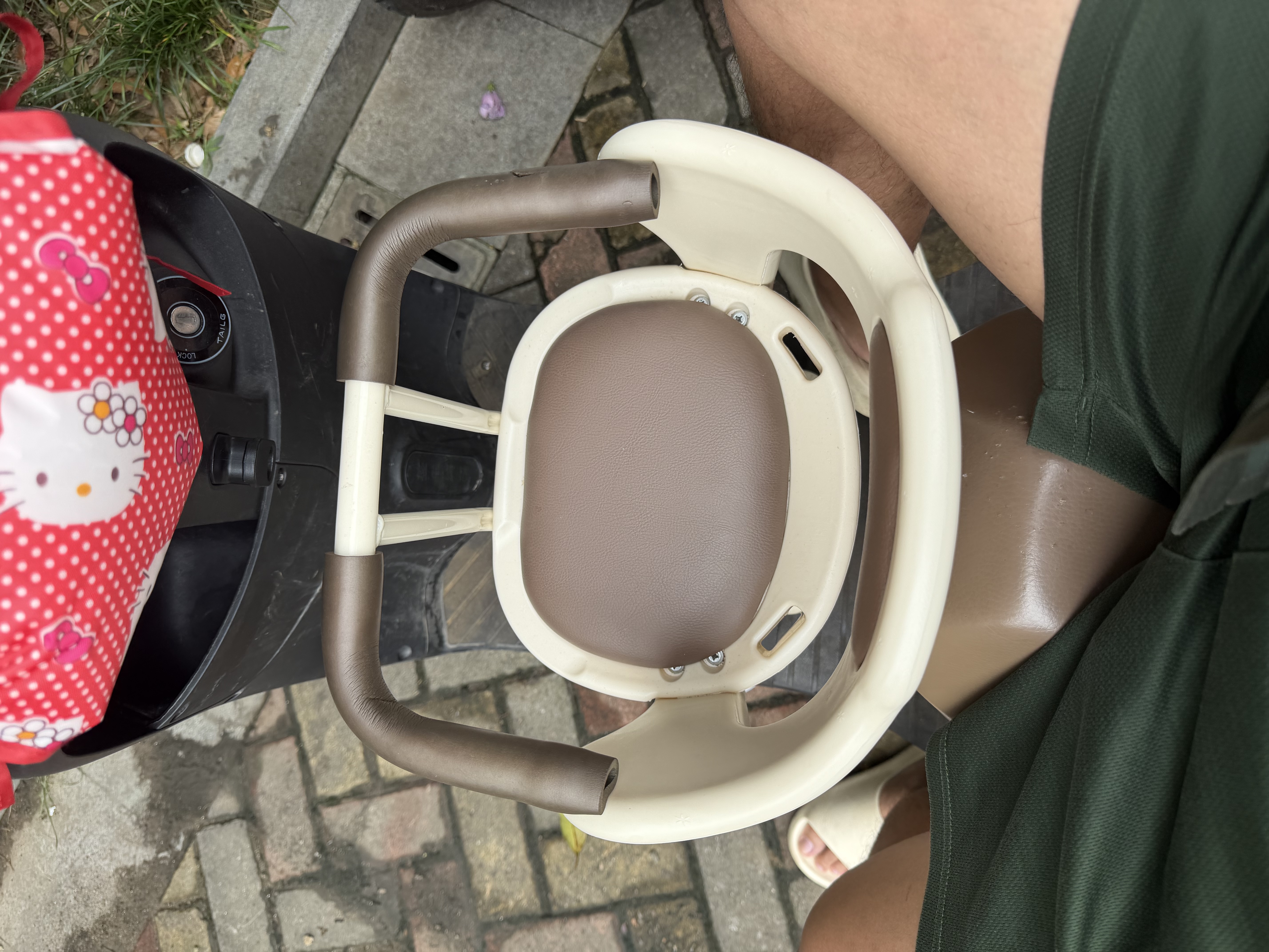 FGHGF电动车儿童座椅前置电瓶摩托车坐椅电车通用安全宝宝婴儿小孩坐凳 全包围【米白色】升级底座 一键旋转 8个月-3岁 实拍图