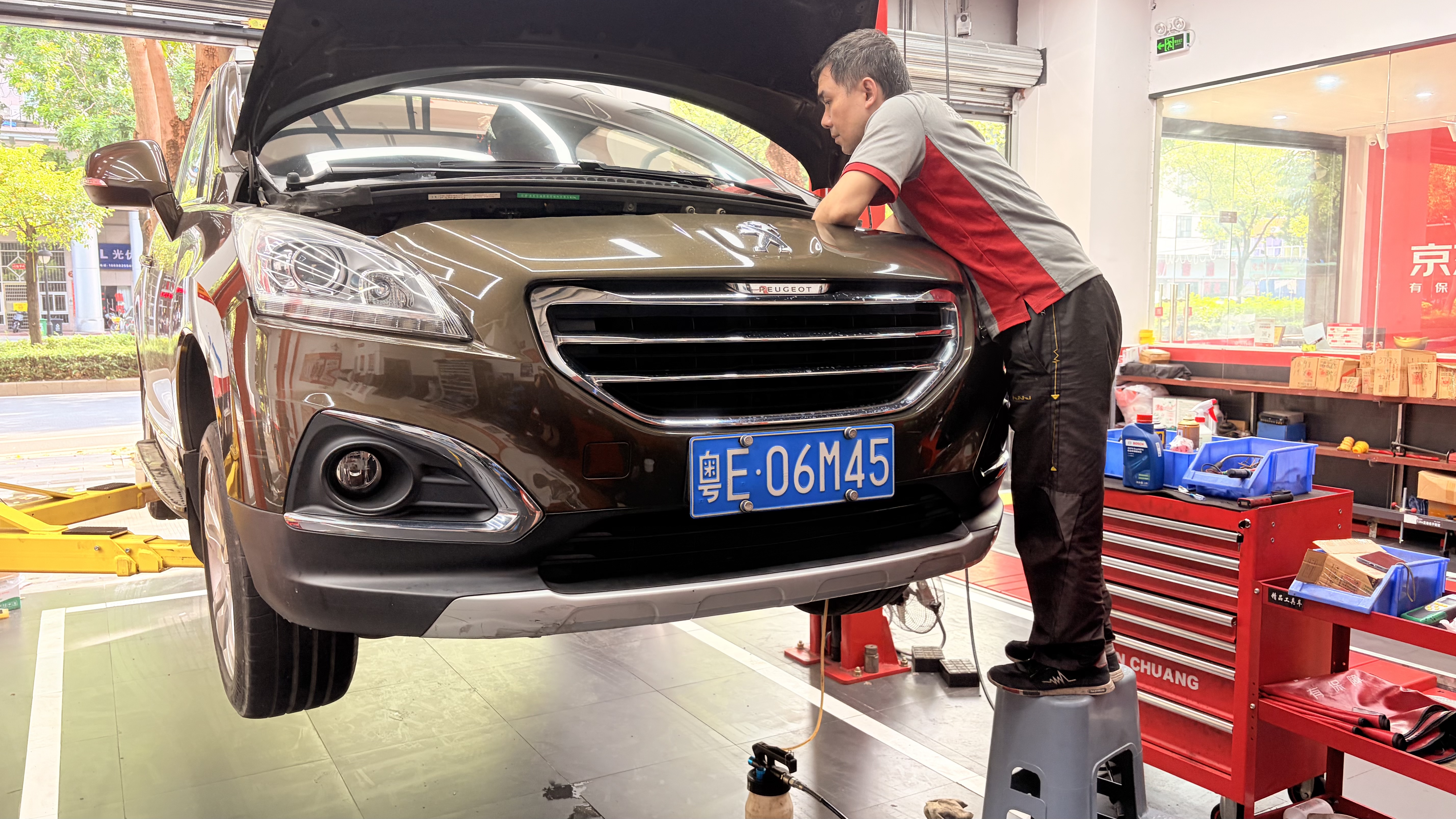 博世（BOSCH）DOT4 刹车油/制动液/离合器油 1L 通用型 一升装汽车养护套装 实拍图