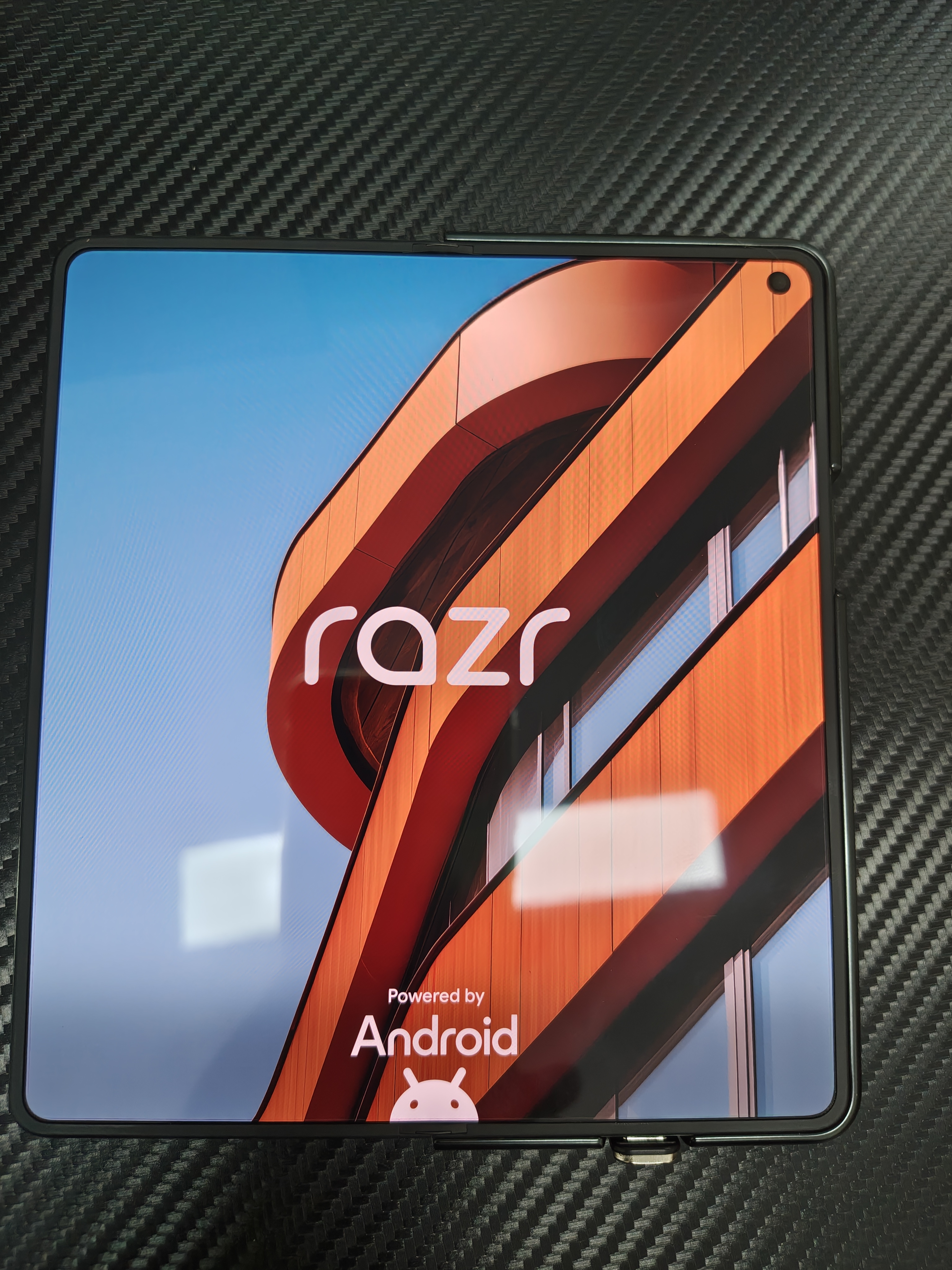 摩托罗拉 联想moto razr fold 第7代星轨架构 8.1英寸无偏振超大屏 单反级影像 绅墨雅黑 16GB+512GB 实拍图