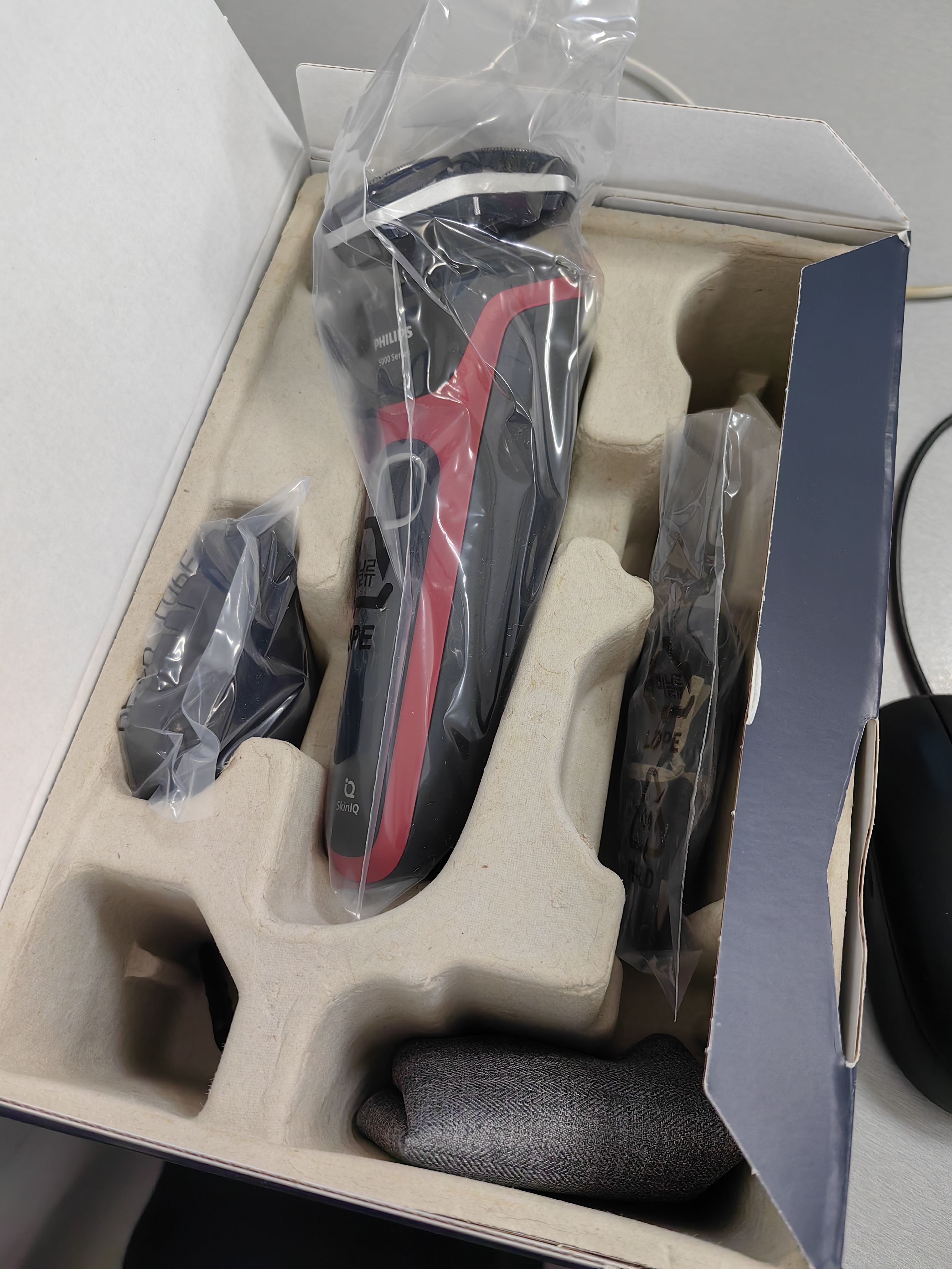 飞利浦（PHILIPS）【中秋礼品】电动剃须刀男士刮胡刀 旋护5系pro 荷兰原装进口旋转剃须刀 可水洗 S5883 送长辈父母 实拍图