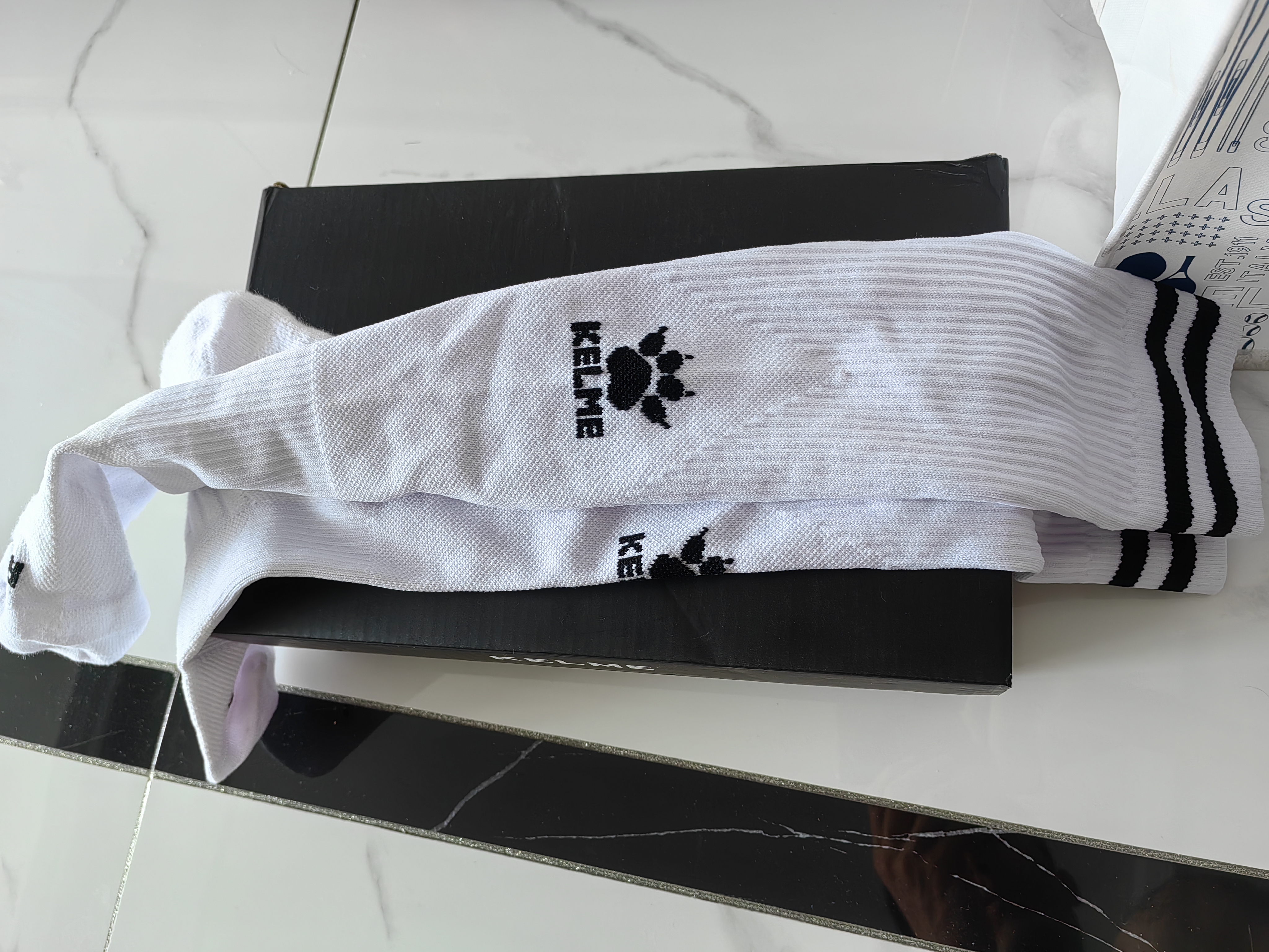 卡尔美（KELME）儿童长筒足球袜加厚毛巾底防滑比赛训练无骨缝头运动袜子 M 白色 实拍图