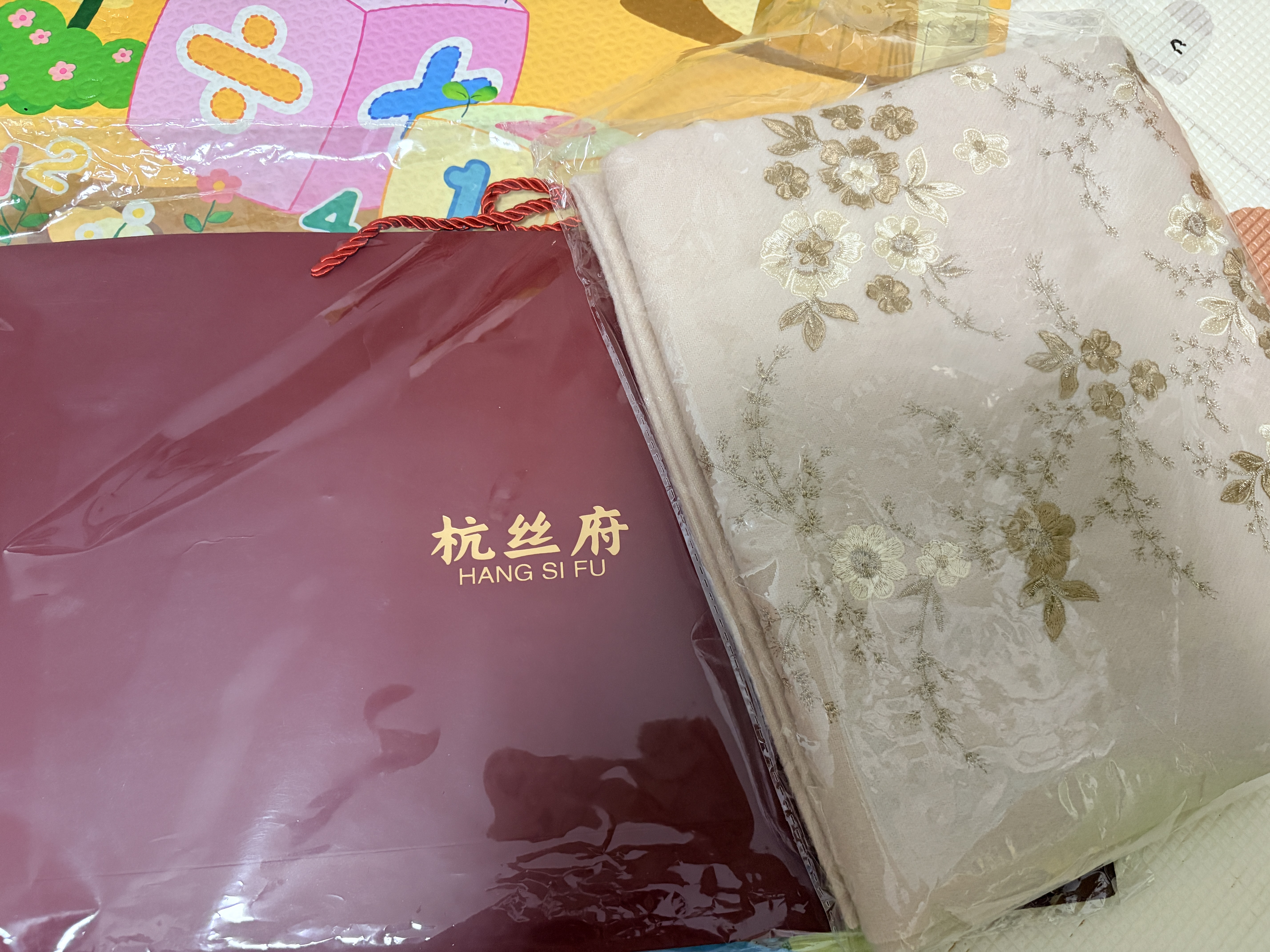 杭丝府纯羊毛护颈围巾秋冬女士刺绣大尺寸外搭披肩斗篷送妈妈生日礼物 实拍图