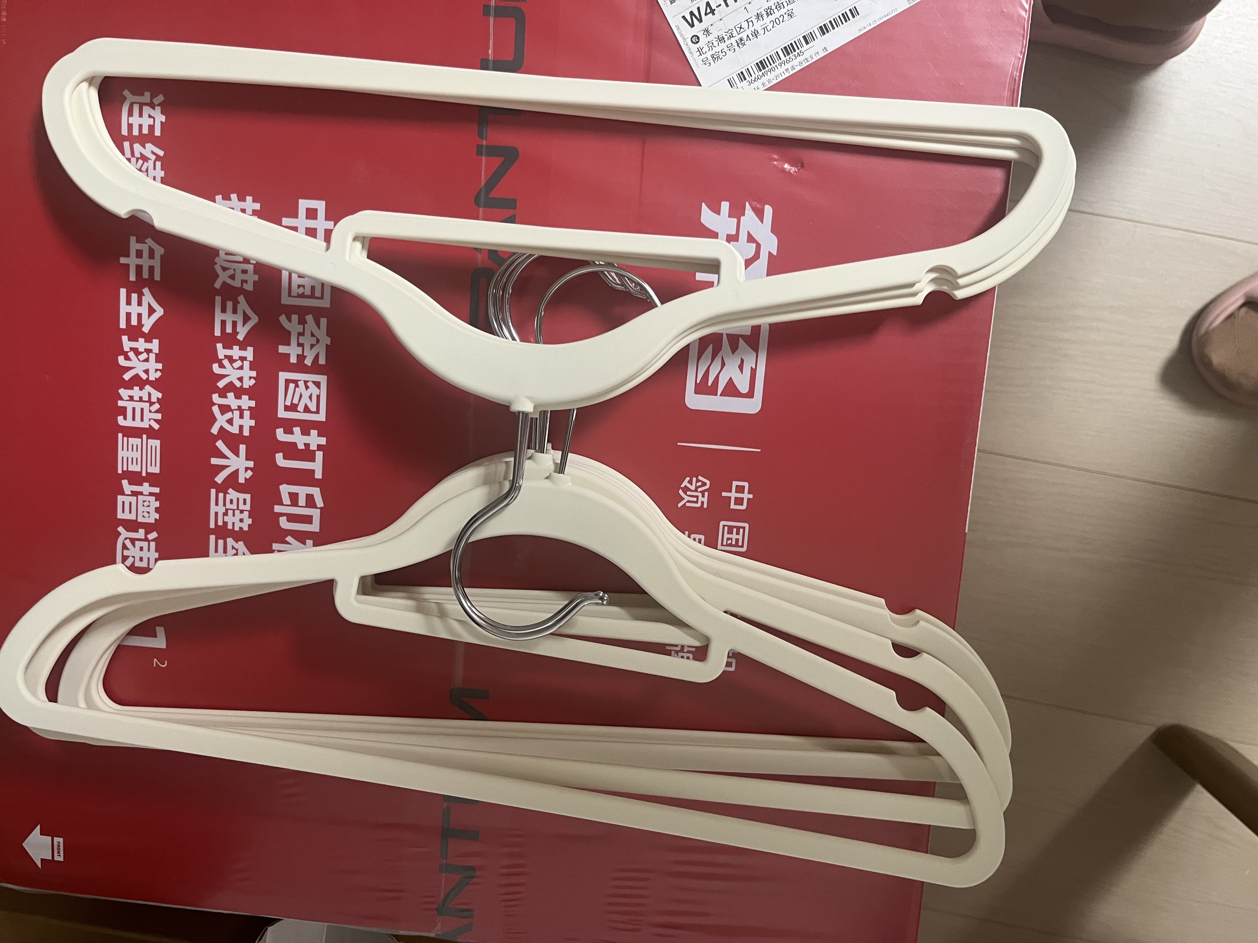 京东京造 橡胶漆衣架多功能收纳无痕防滑干湿两用肤感衣服架子 8个 奶油白 实拍图