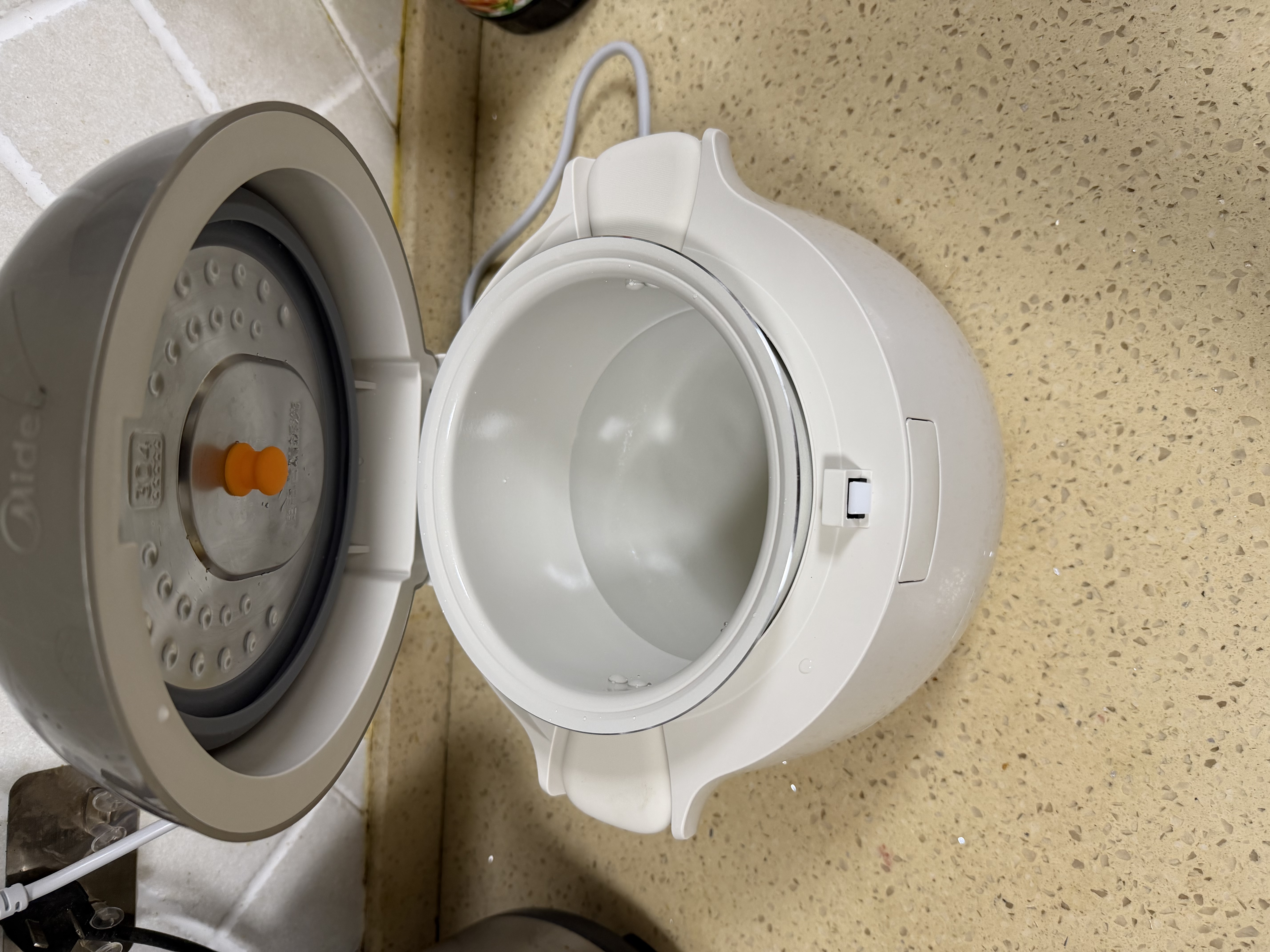 美的（Midea）电饭煲电饭锅小型1-2人迷你家用小容量0氟含钛智能预约多功能煲汤小米粥2L官方RC208 实拍图