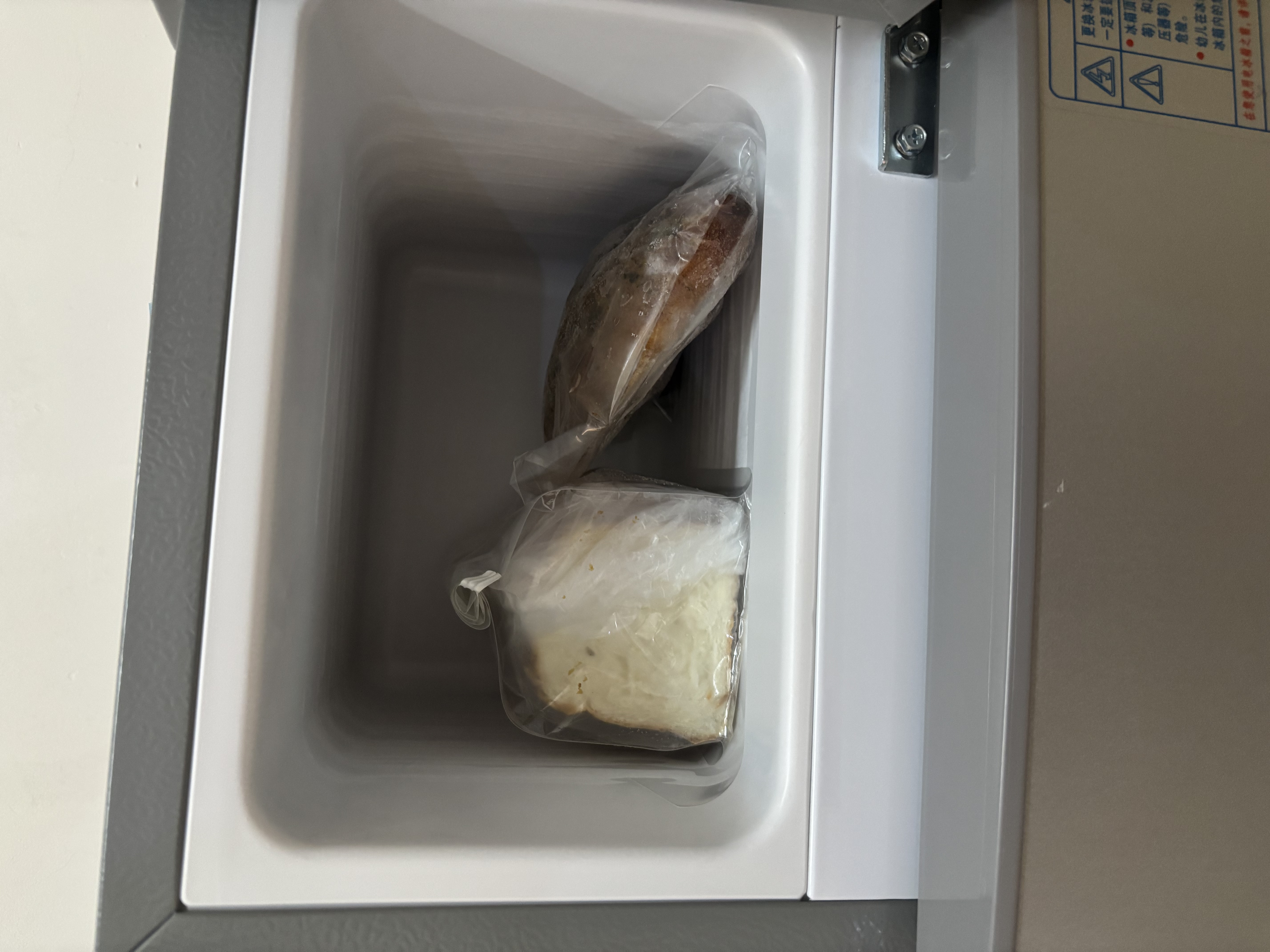 志高（CHIGO）小冰箱迷你小型家用冷藏冷冻两用宿舍出租房用双门办公室电冰箱节能省电 【一级能效】66L银色【全国联保丨节能省电】 实拍图