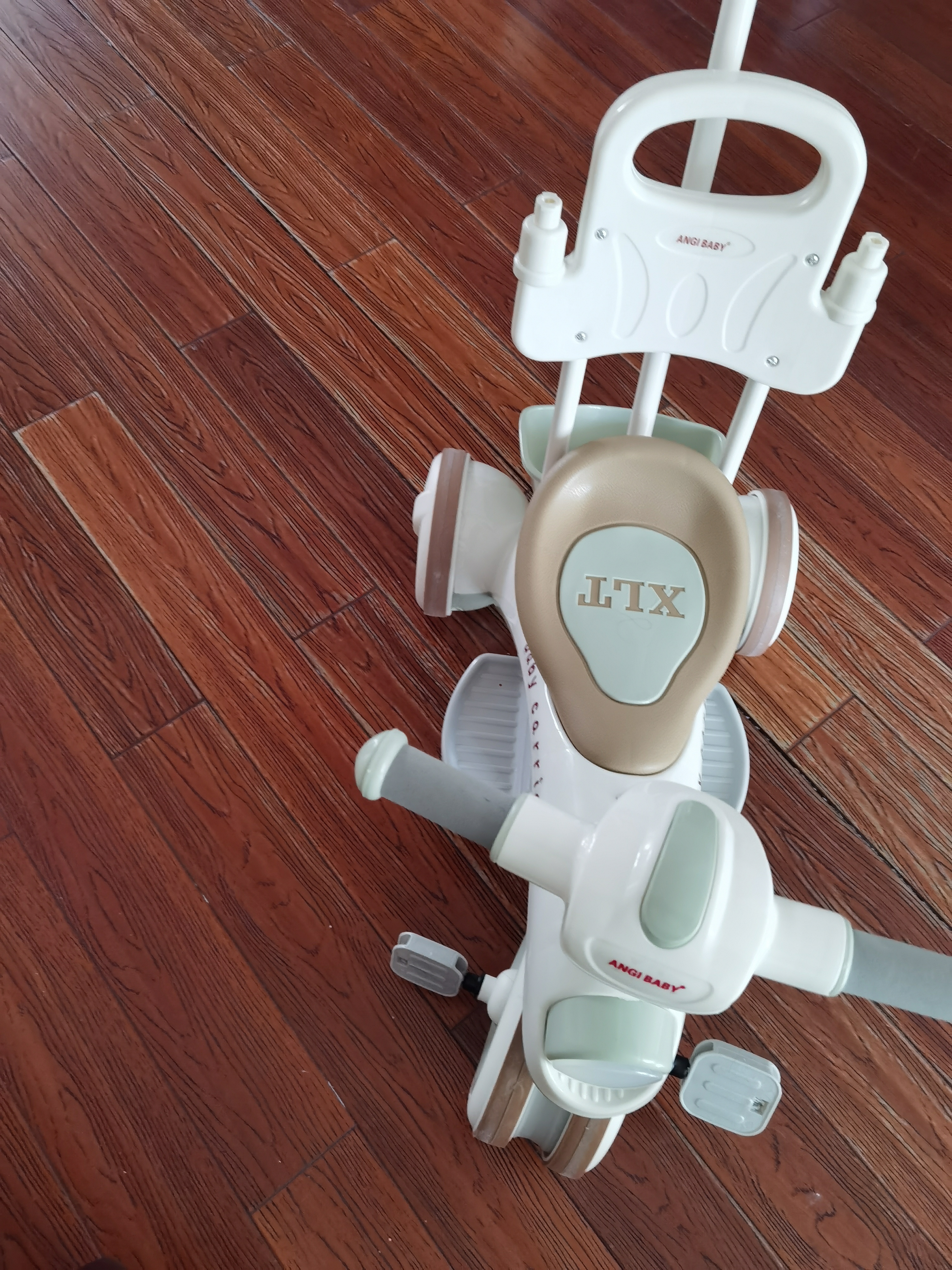 ANGI BABY儿童三轮车脚踏车宝宝遛娃神器滑行车多功能自行车宝宝手推车 柯曼绿 【安全护栏+靠背+手推杆】 实拍图