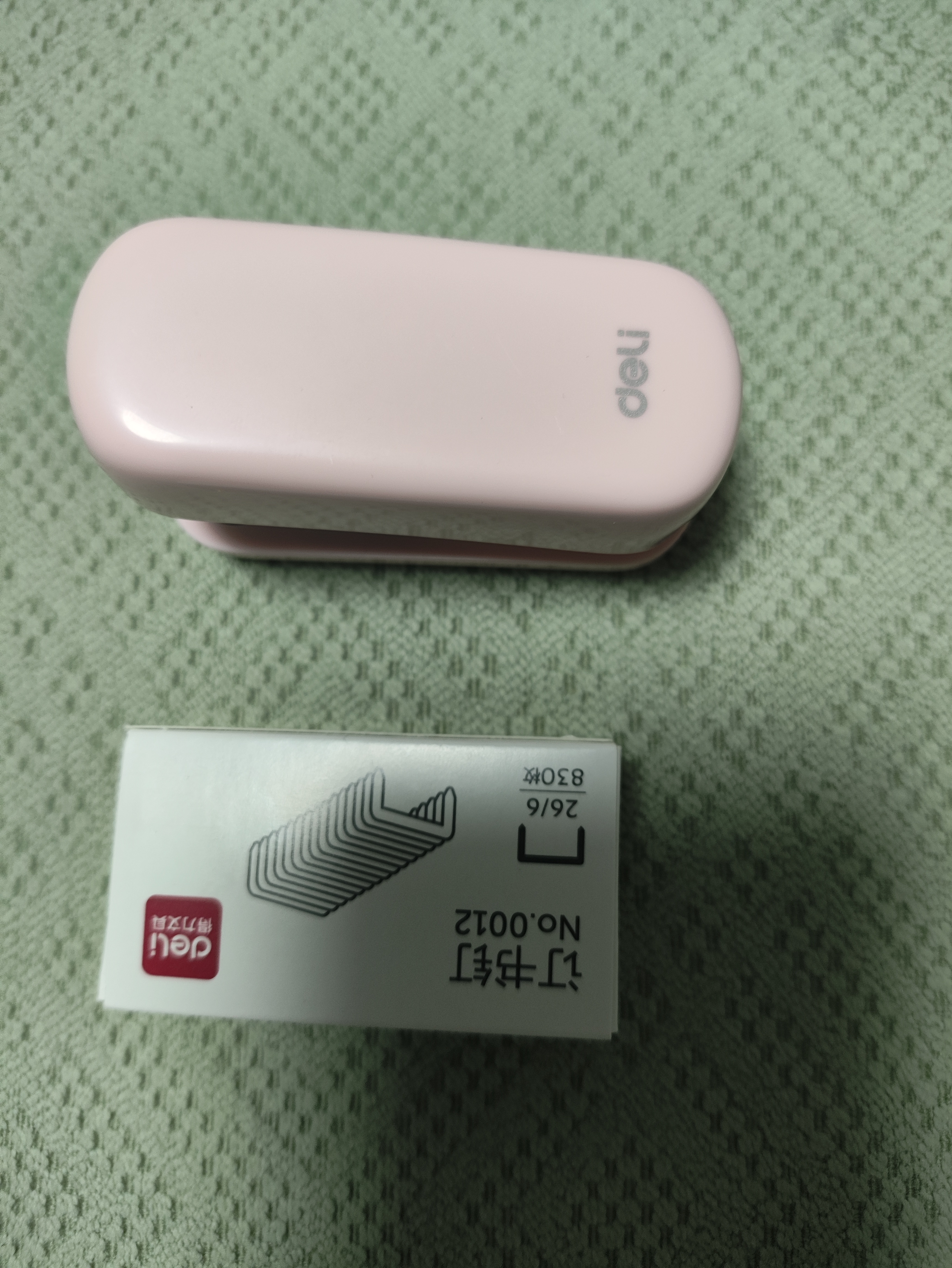 得力（deli）【开学文具】迷你小订书机 学生办公轻巧便携小号马卡龙色订书机/装订器/订书器 颜色随机 TA202 实拍图