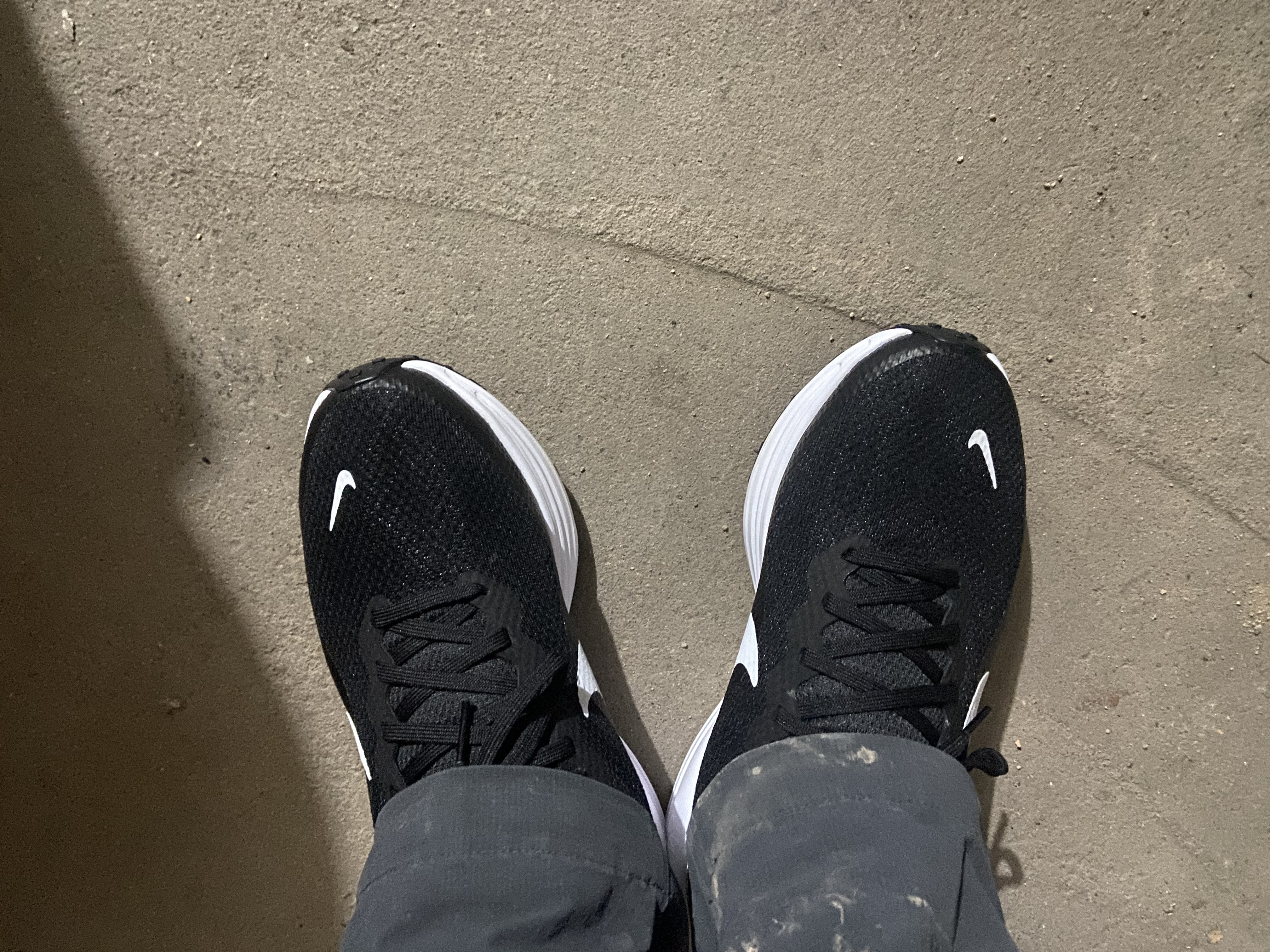 耐克（NIKE）男鞋跑步鞋 2026秋季新款运动鞋耐磨登山休闲鞋男网面透气慢跑鞋 【主推新品】革命者8-经典黑白/晒图退10 40 （内长250mm） 实拍图