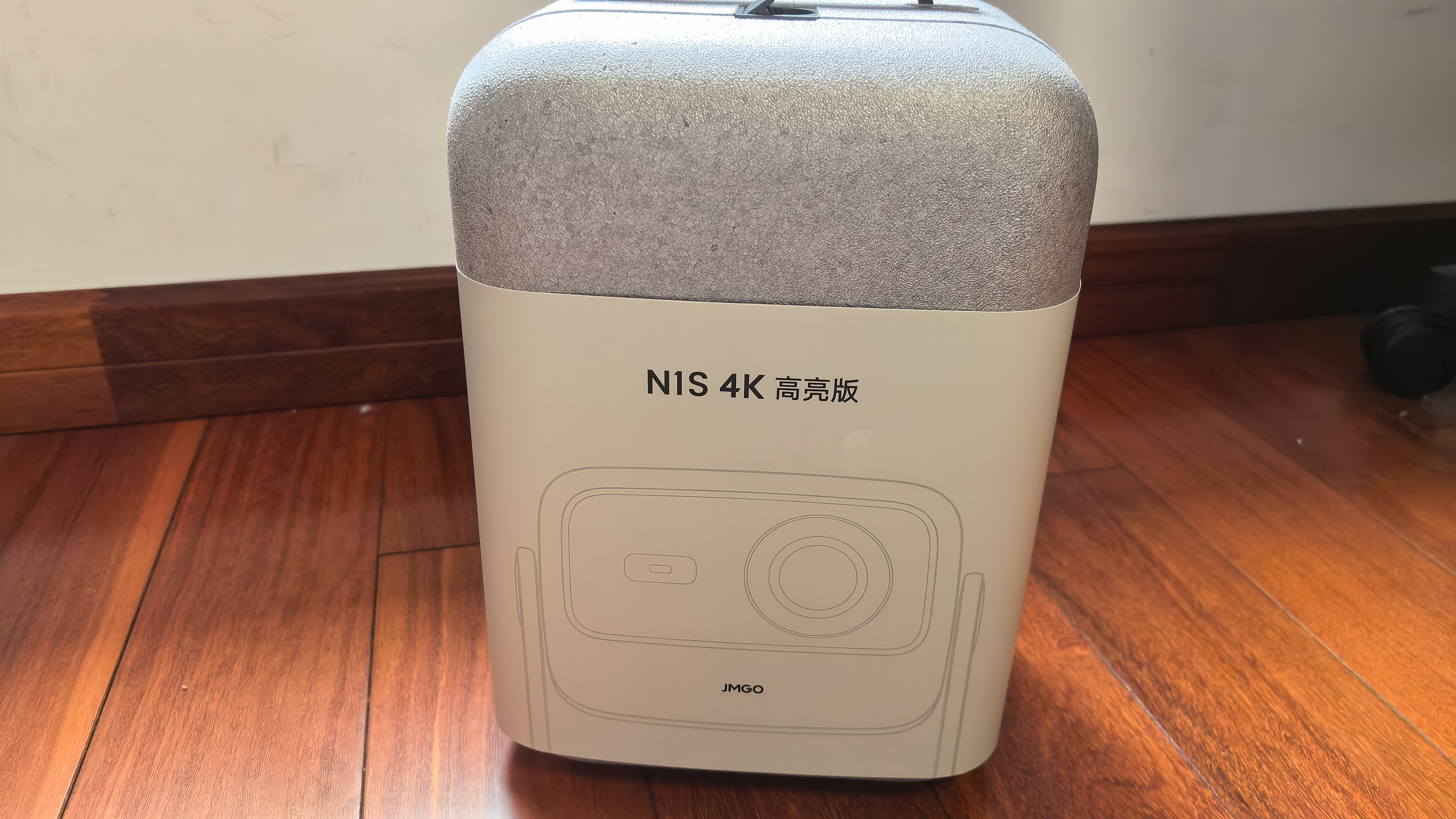 坚果投影（JMGO）N1S 4K高亮版 三色激光云台投影仪家用  超高清投影机 智能家庭影院 国家补贴 (1650CVIA) 实拍图