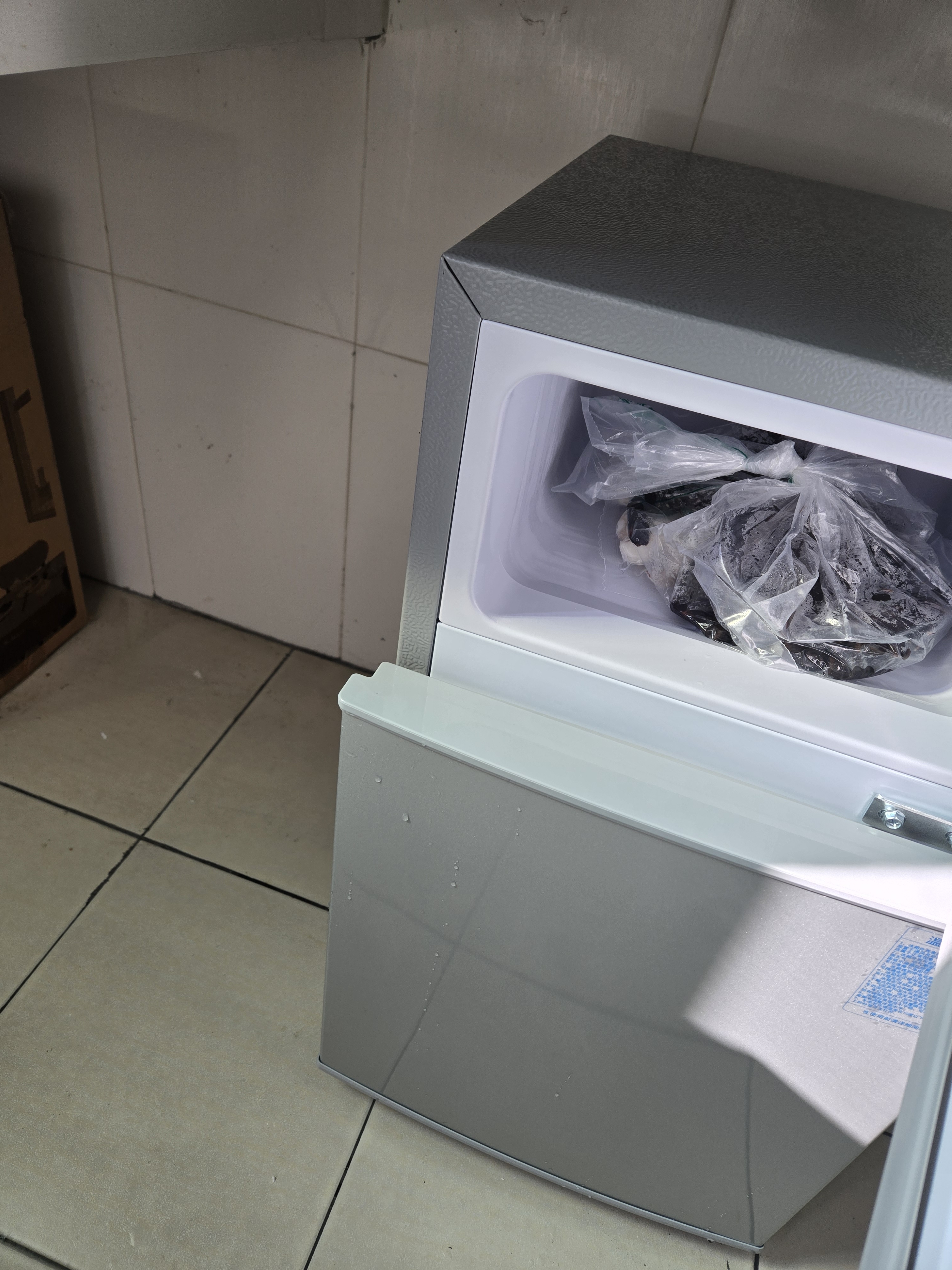 奥克斯（AUX）小冰箱家用小型迷你冷藏冷冻两用出租房宿舍用节能省电寝室办公室电冰箱 【净化去味】126银色【高效保鲜 铜管速冷】22L 实拍图