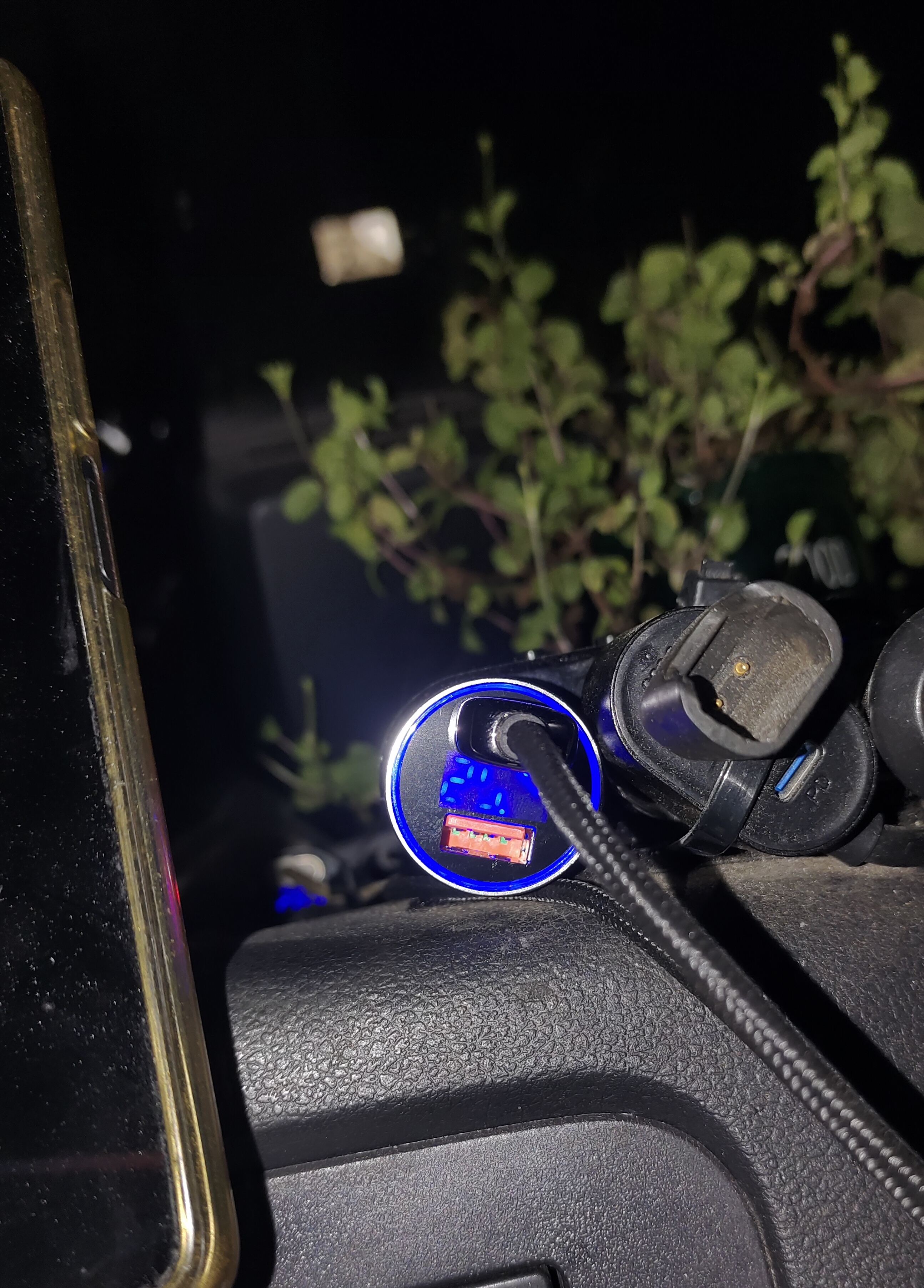纽曼（Newmine）车载充电器点烟器一拖二双USB金属车充电压显示检测快充SX001-008 实拍图