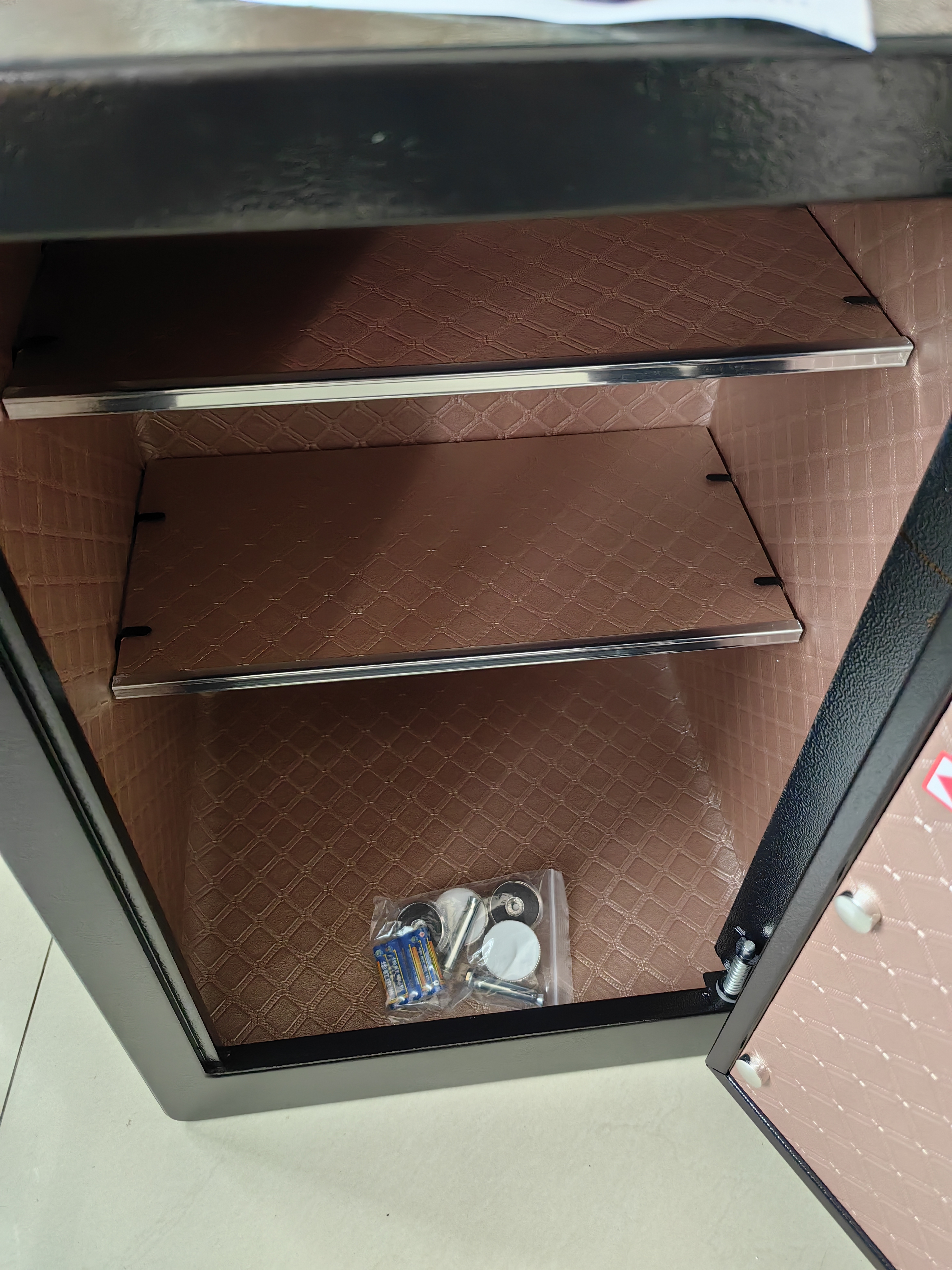 虎牌保险柜家用小型床头保险箱办公财务专用 密码指纹WIFI远程全钢防盗可入墙固定入衣柜保管箱 60cm黑色三层大空间【品牌特惠】 密码款(密码+钥匙) 实拍图