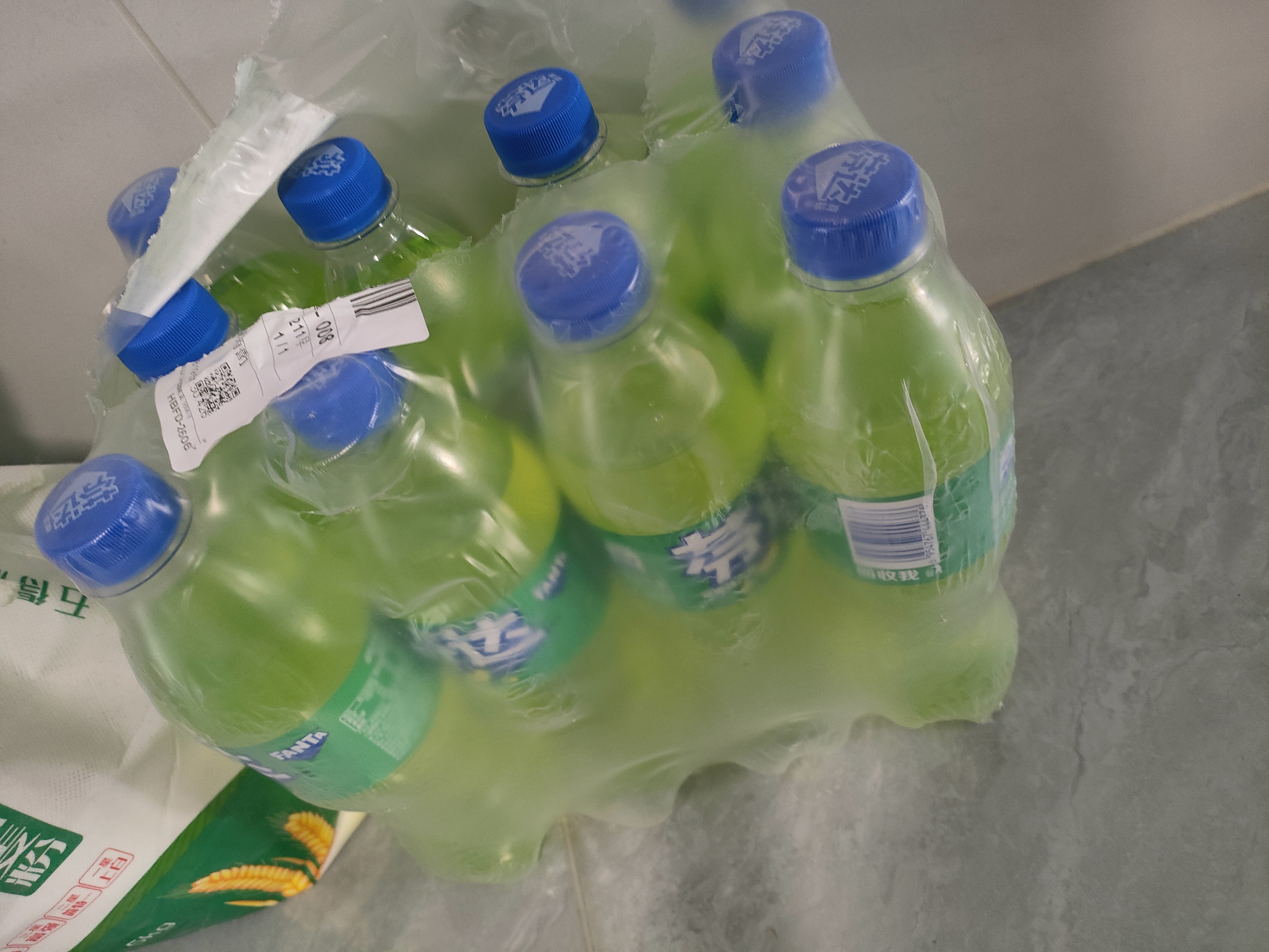 可口可乐（Coca-Cola）芬达 Fanta 苹果味汽水 碳酸饮料500ml*12瓶 整箱装 实拍图