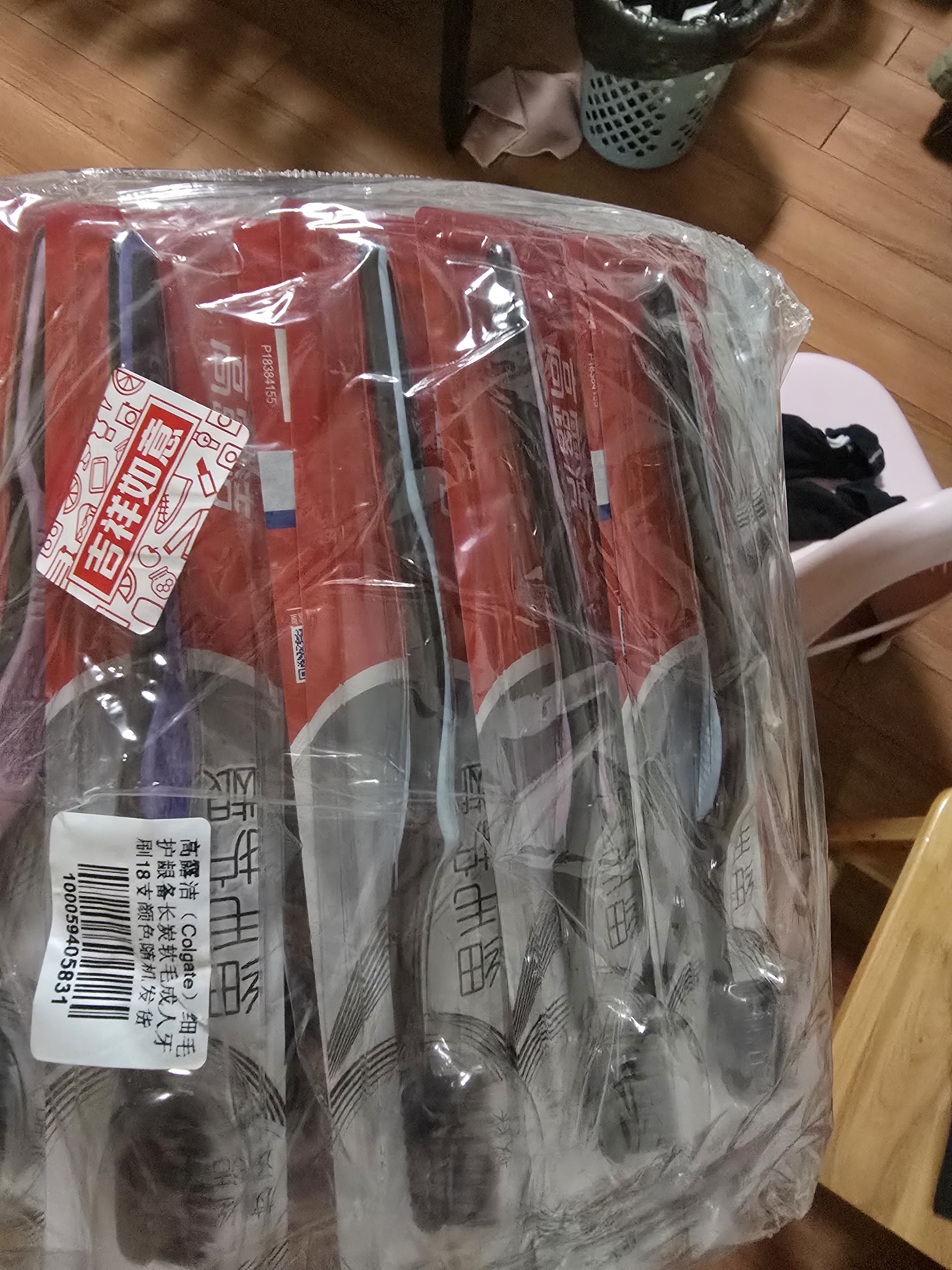 高露洁（Colgate）牙刷软毛细毛护龈成人牙刷深层清洁18支家庭颜色随机 实拍图