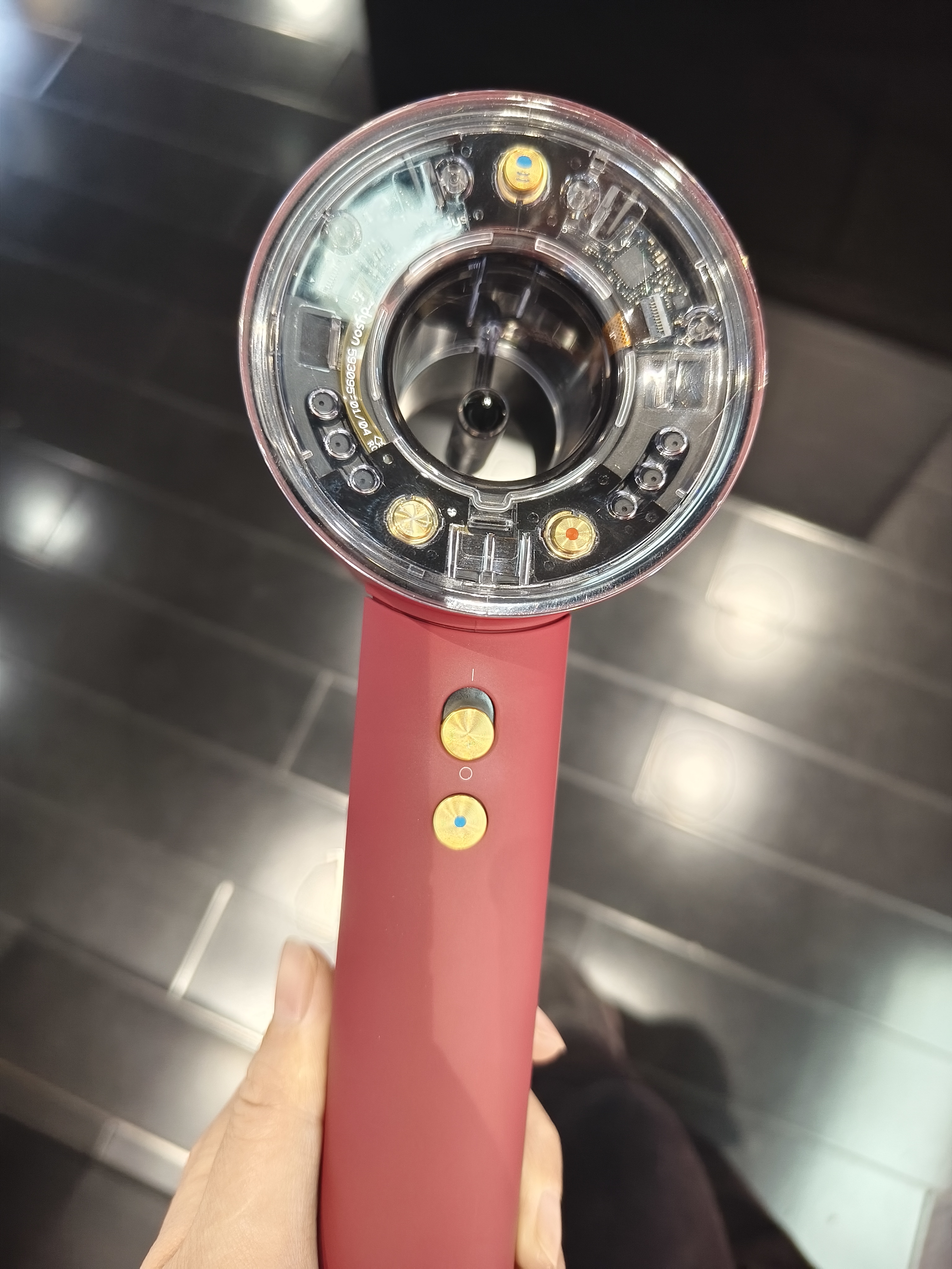 戴森（DYSON）HD16 智能吹风机 Supersonic 电吹风 头皮保护 快速干发 自动暂停感应 智能温控 礼盒款 红丝绒色 实拍图