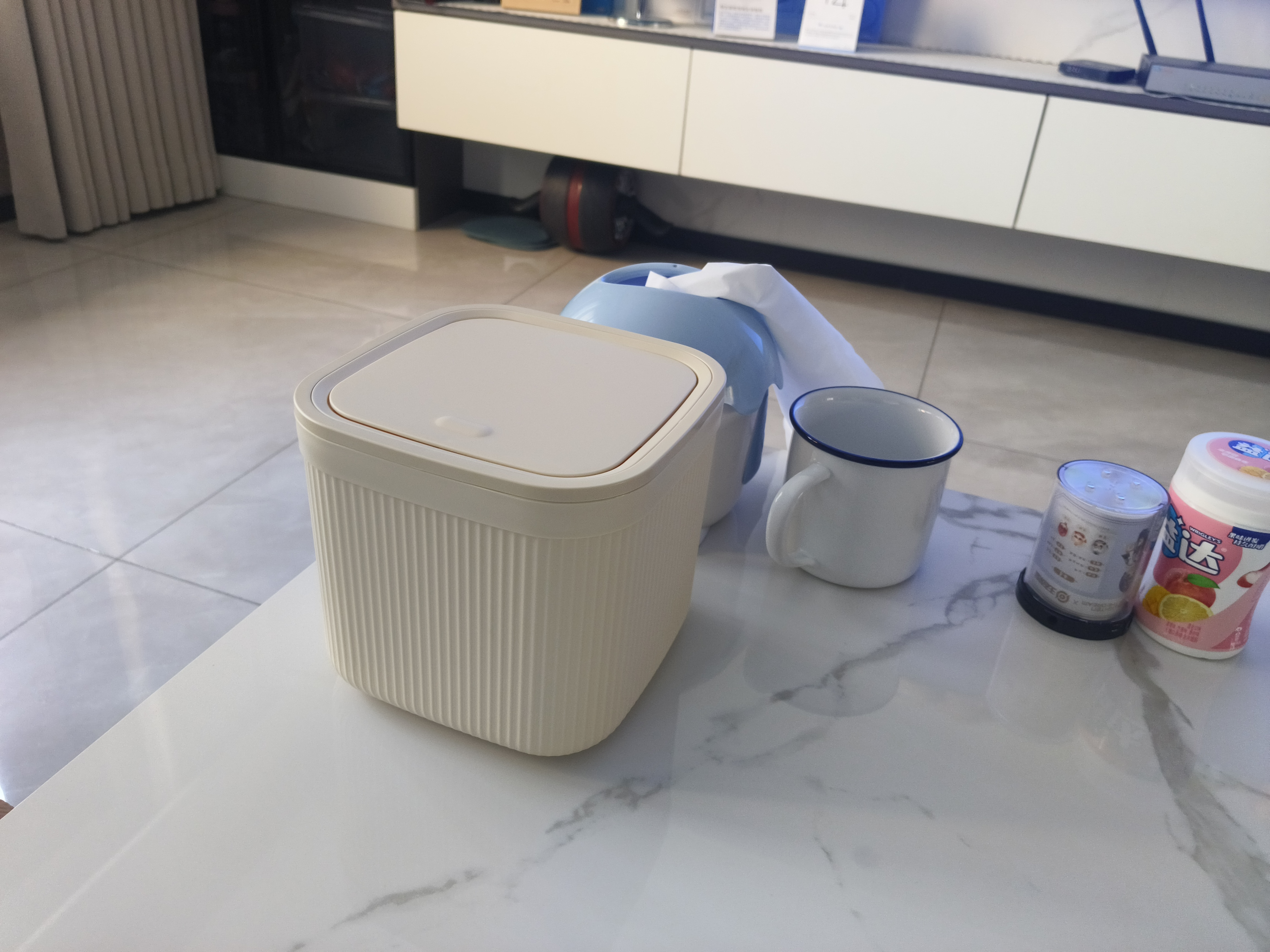 百家好世桌面垃圾桶5L卡其迷你轻奢餐桌茶几客厅纸篓家用按压小桶看剧神器 实拍图
