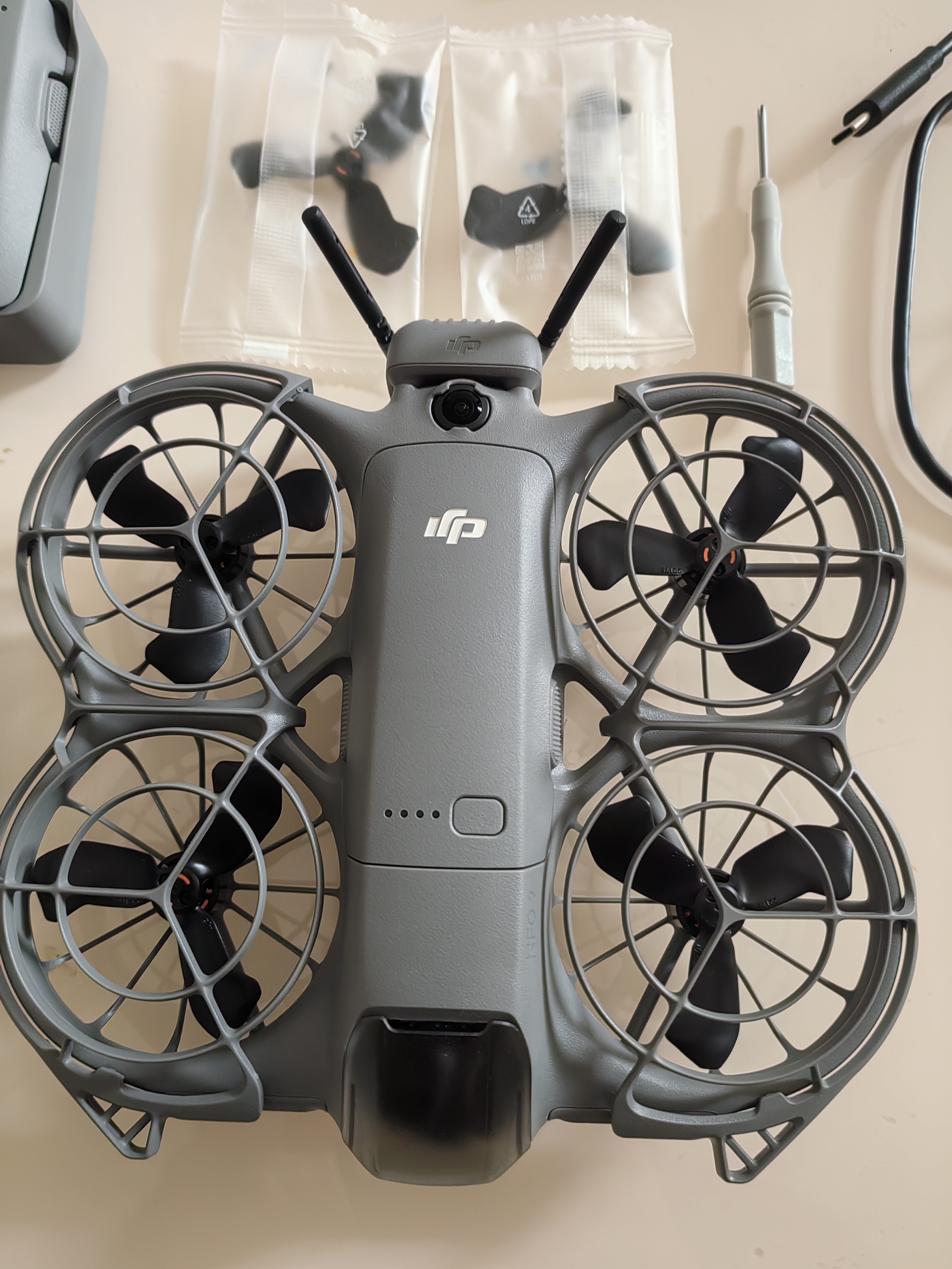 大疆（DJI）Neo2 无人机 掌上Vlog 全向避障飞行相机 新手入门级 mini型手机语音遥控飞机 4K高清旅行航拍器 DJI Neo 2 畅飞套装（多人选择） 两年版随心换 套餐一：包+爆闪灯+ 实拍图