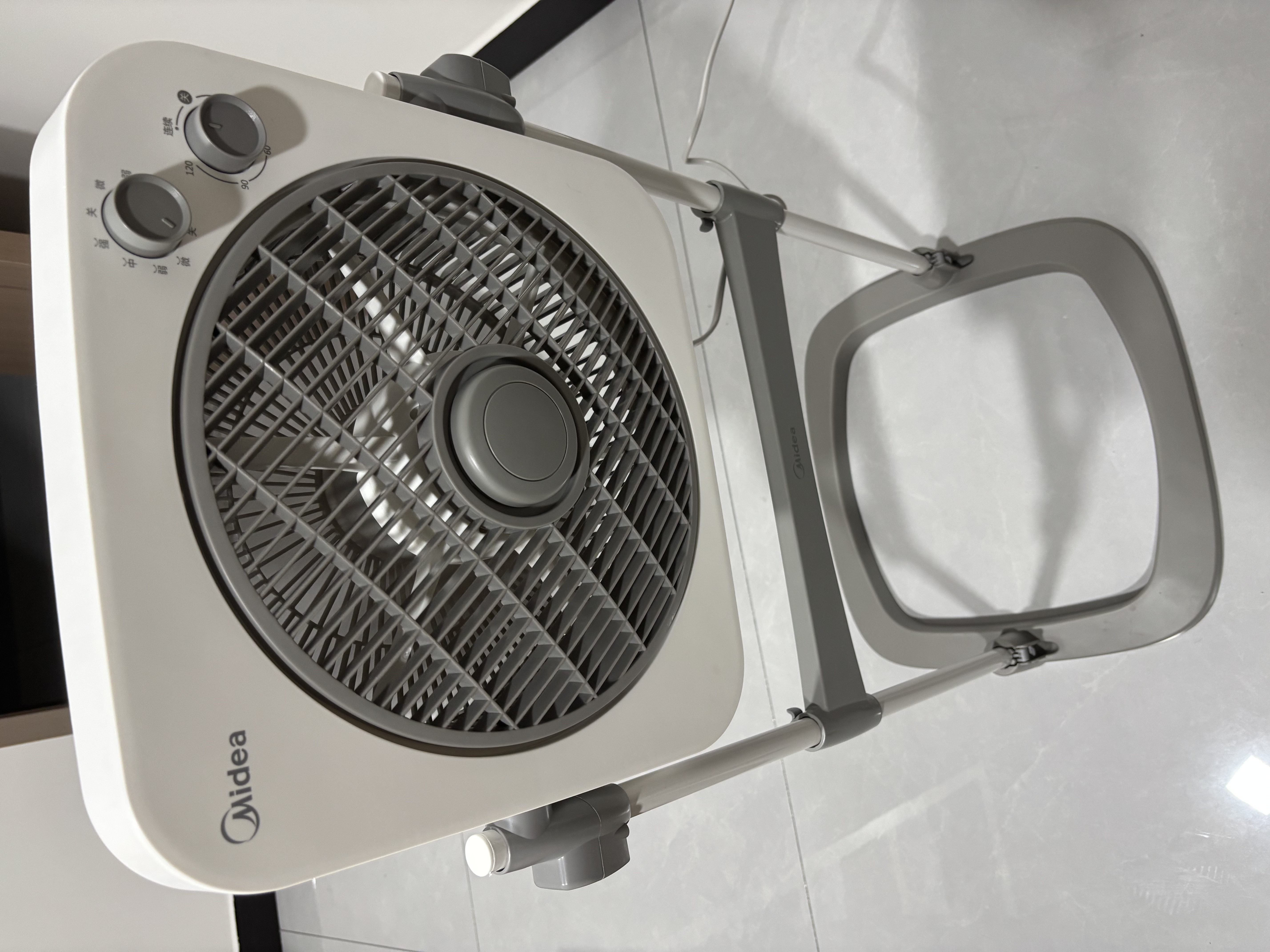 美的（Midea）电风扇 鸿运扇家用升降式转页扇宿舍办公室风扇定时五叶轻音节能电扇卧室客厅落地扇 KYT30-23SJ【高度可调 360°送风】 实拍图