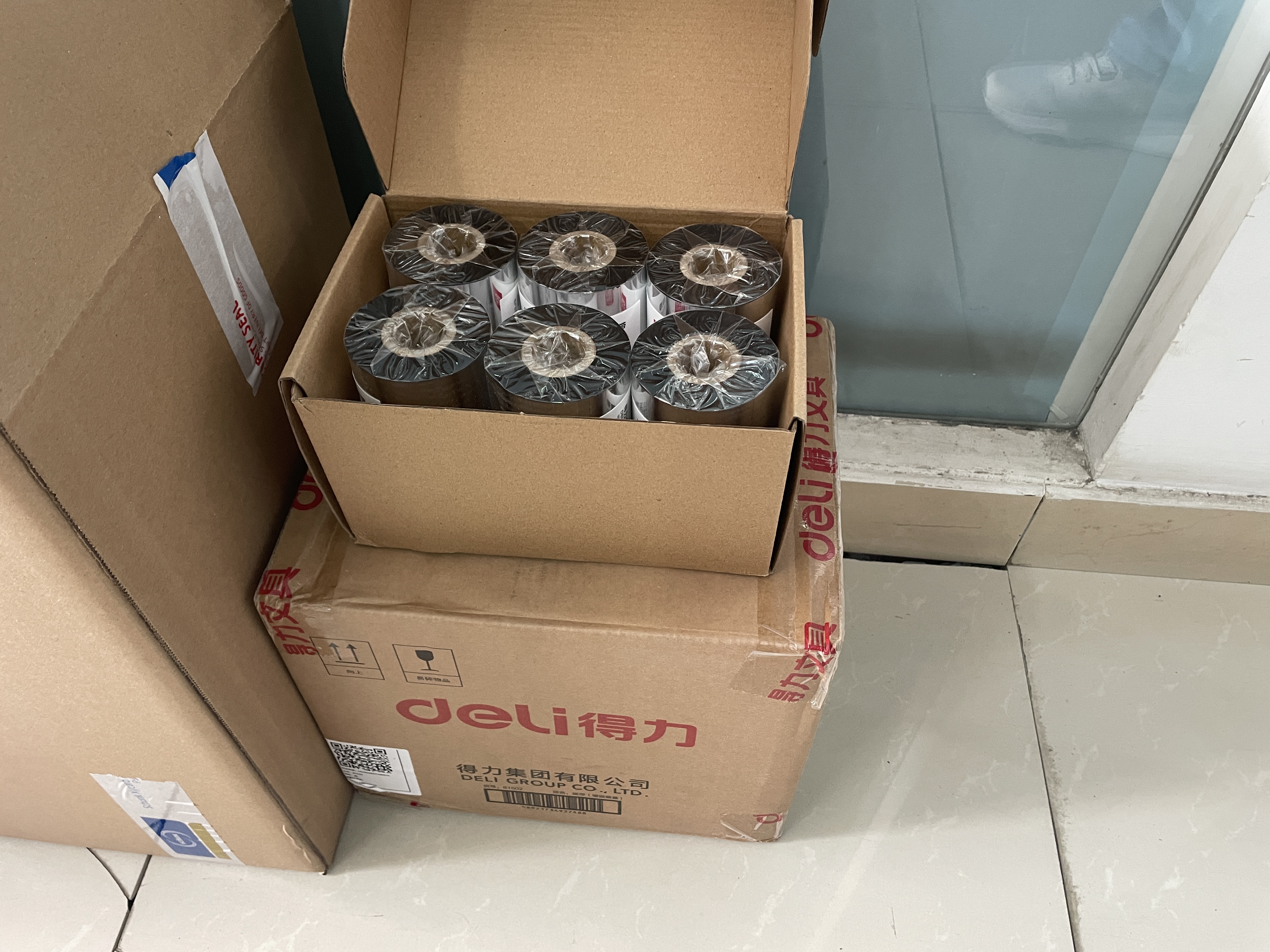 得力81502 条码打印机碳带110mm*300m 热转印打印机耗材 标签打印机通用型碳带 6支装 实拍图