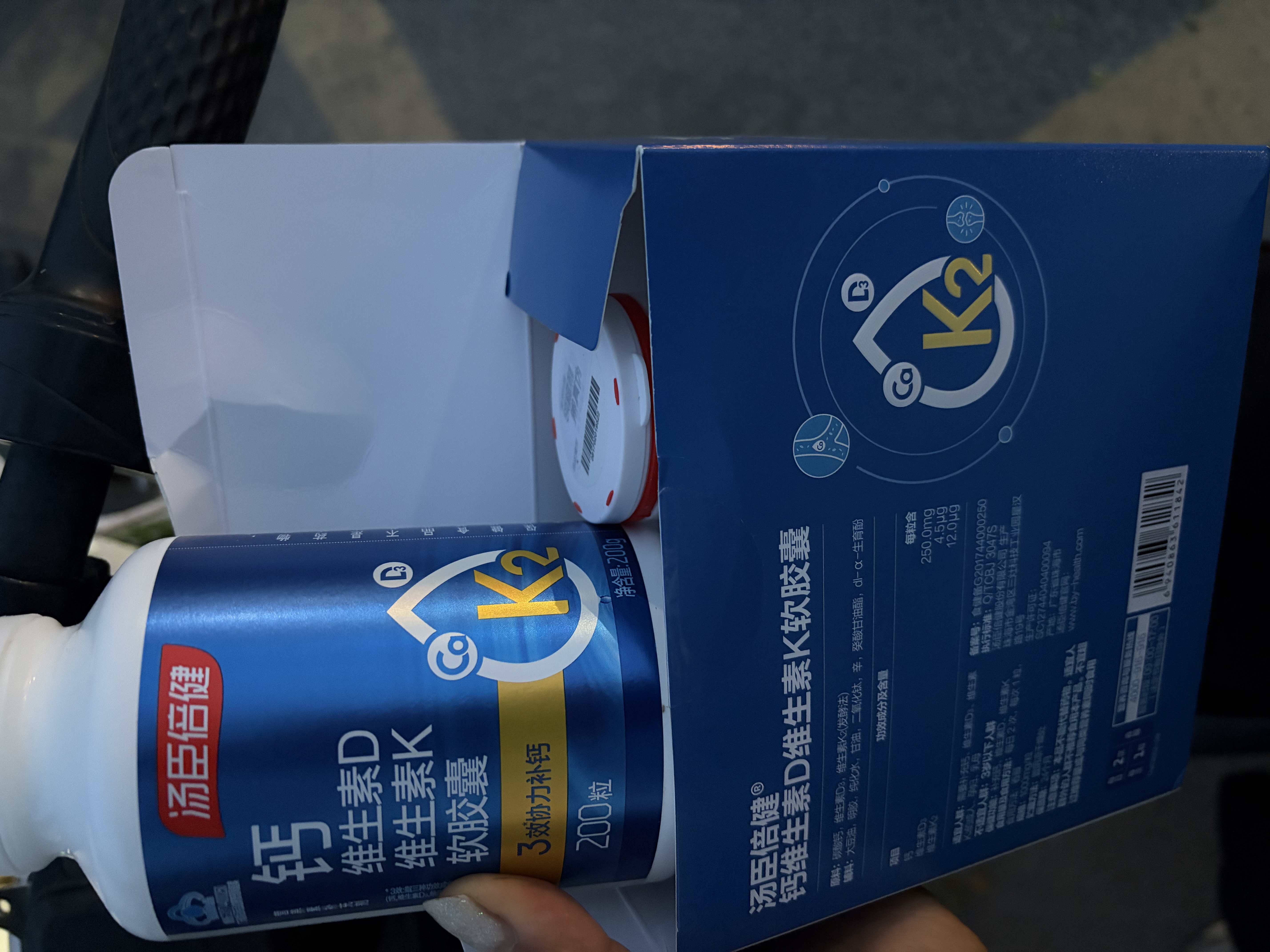 汤臣倍健液体钙片 中老年钙成人 钙维生素D维生素K软胶囊 【礼盒装400粒】 200粒*2瓶 实拍图