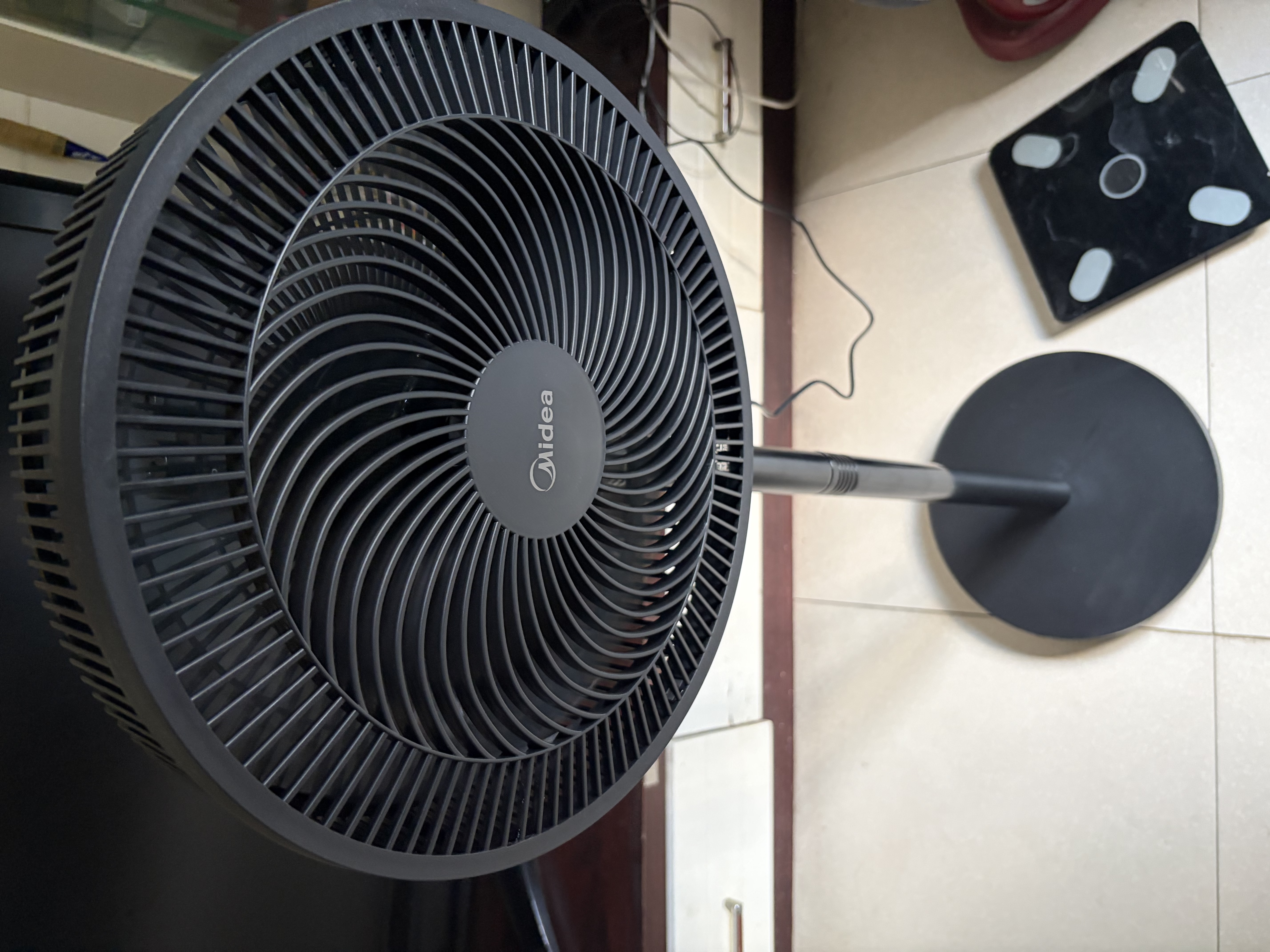 美的（Midea）【超级单品】七叶轻音立式电风扇家用柔风落地扇台式桌面小型风扇大风量节能摇头宿舍电扇 SAF30AB 实拍图