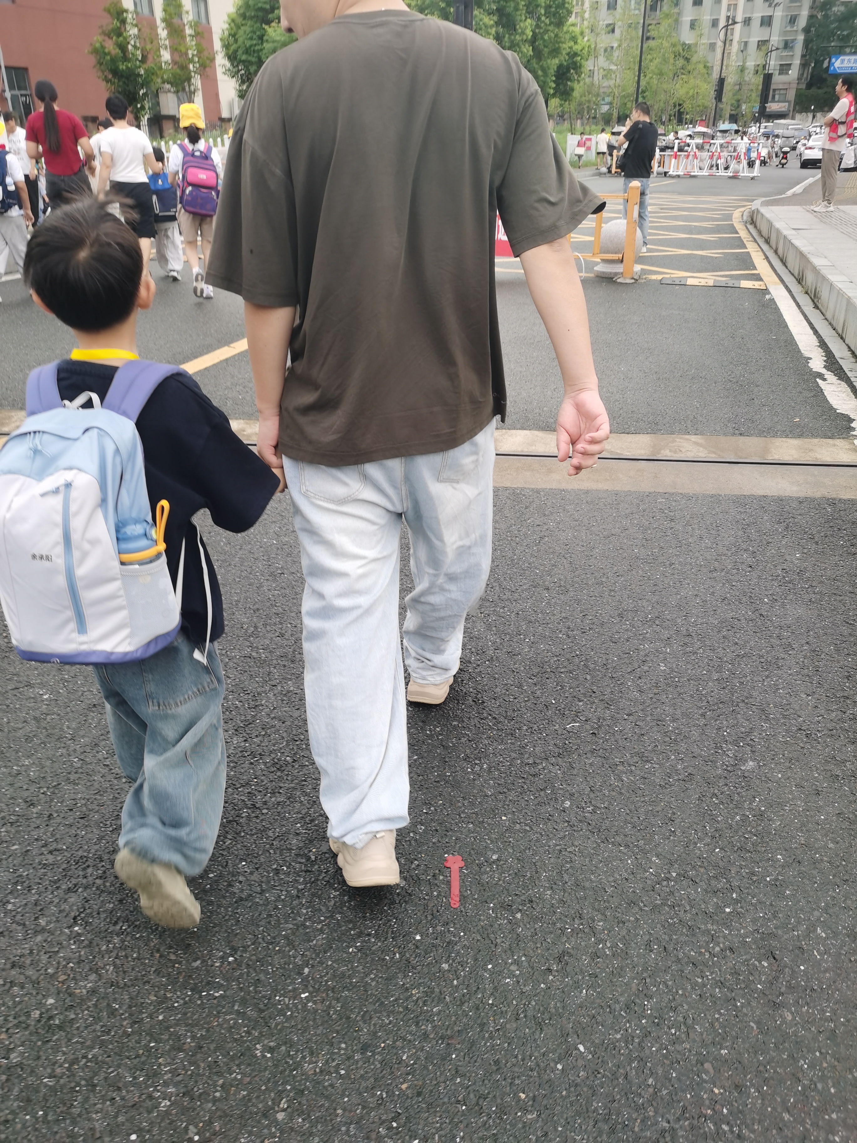 迪卡侬（DECATHLON）儿童户外运动双肩包背包轻便舒适休闲包双肩包学生初中生书包KIDD 天空蓝 15升 实拍图